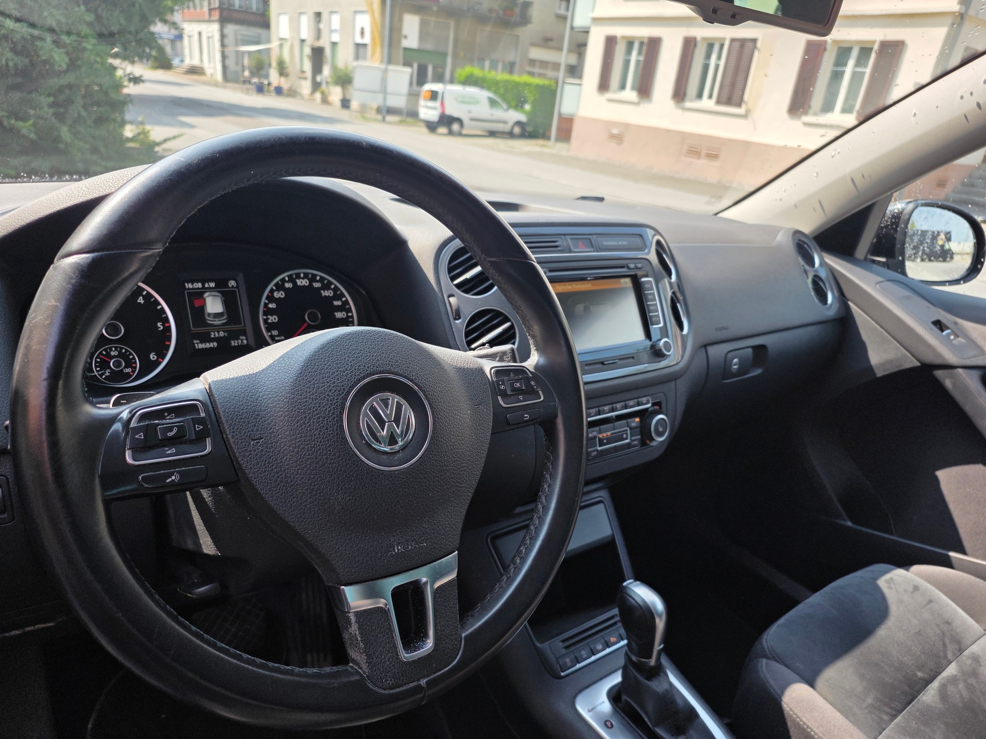 VW Tiguan 2.0 TDI BMT R-Line Design 4Motion DSG-image-9
