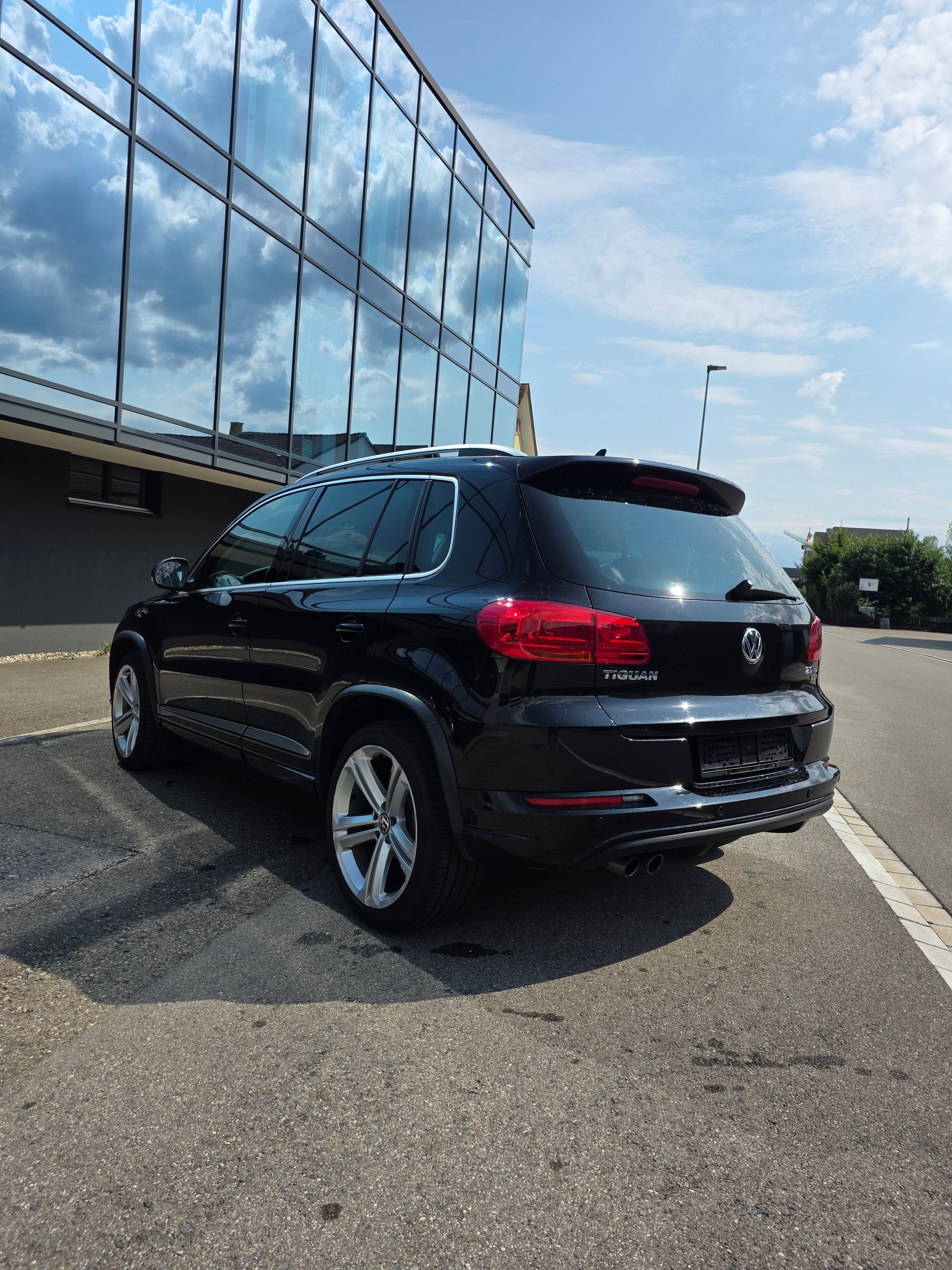 VW Tiguan 2.0 TDI BMT R-Line Design 4Motion DSG-image-1