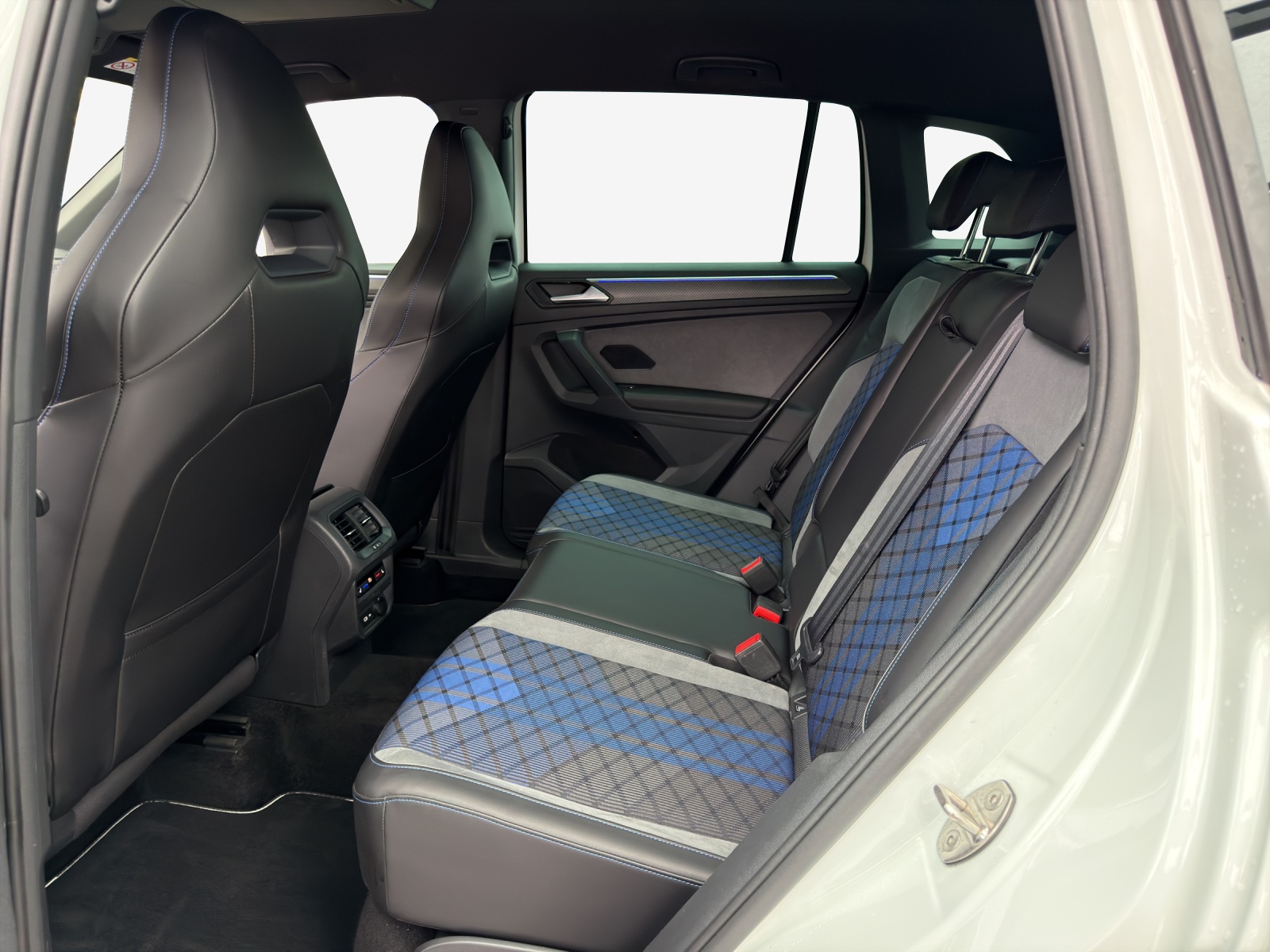 VW Tiguan 2.0TSI R 4Motion DSG-image-11