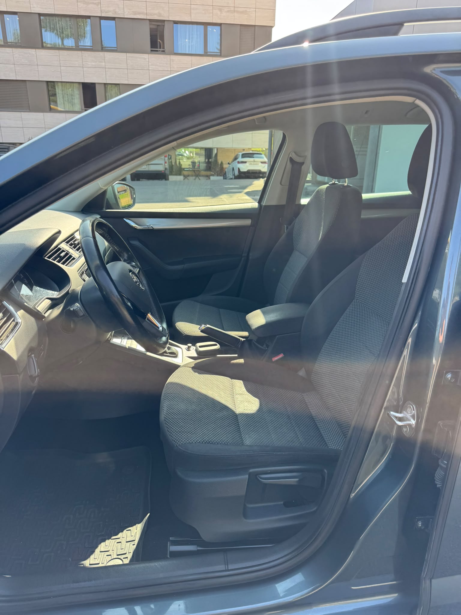 SKODA Octavia Combi 2.0 TDI Ambition 4x4 DSG-image-9