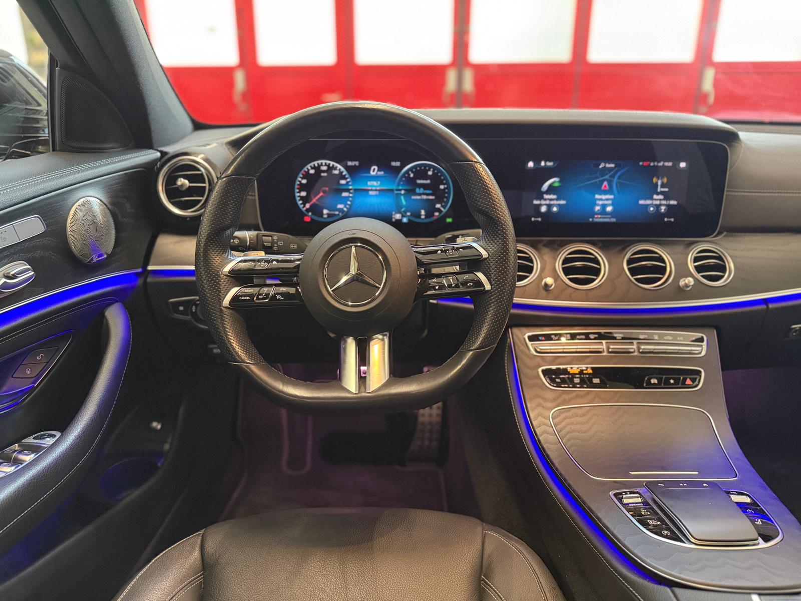 MERCEDES-BENZ E 220 d T 4Matic AMG Line 9G-Tronic-image-22