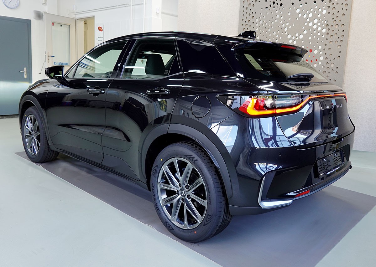 LEXUS LBX FWD Elegant CVT LEDER-showroom-element-2