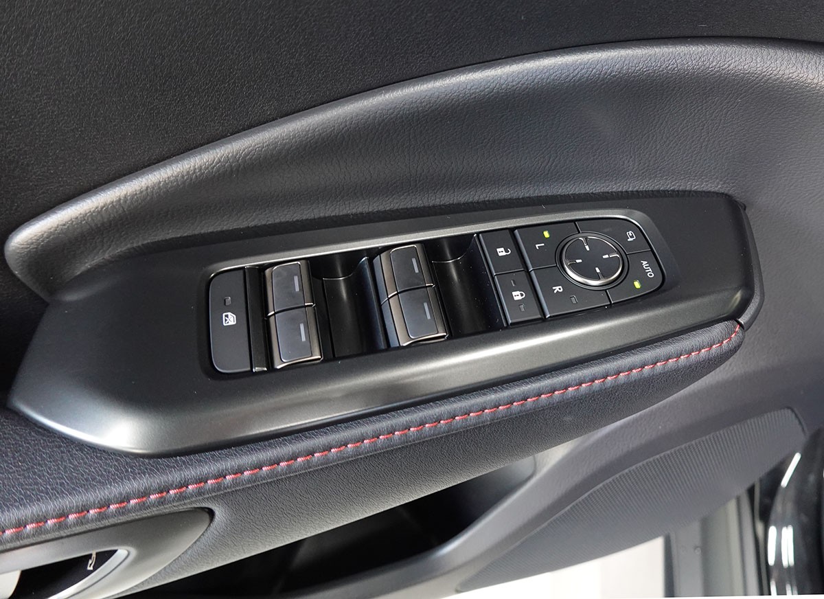 LEXUS LBX FWD Elegant CVT LEDER-image-13