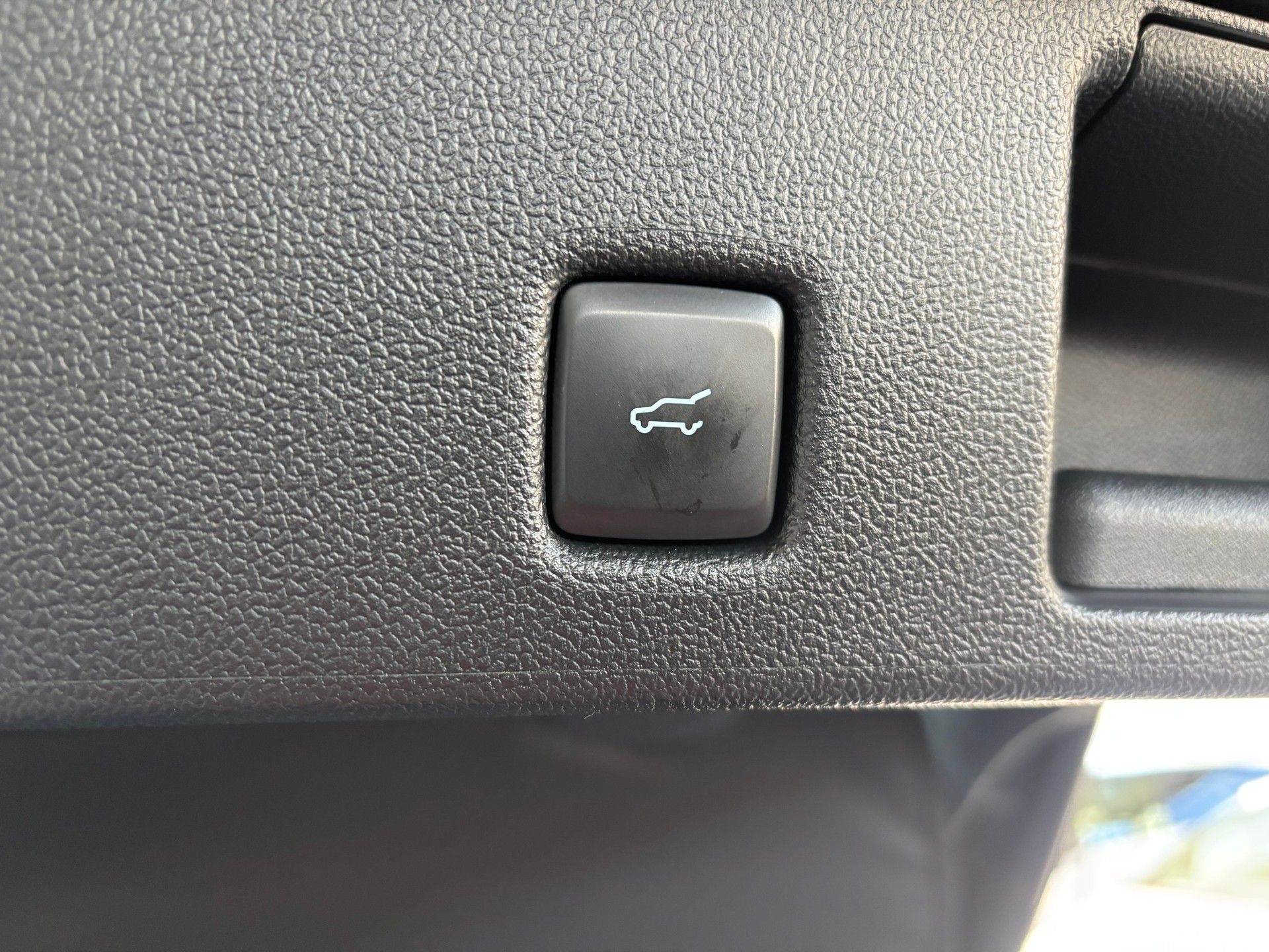 FORD Kuga 2.5 FHEV Vignale 4WD mit AHK-image-12