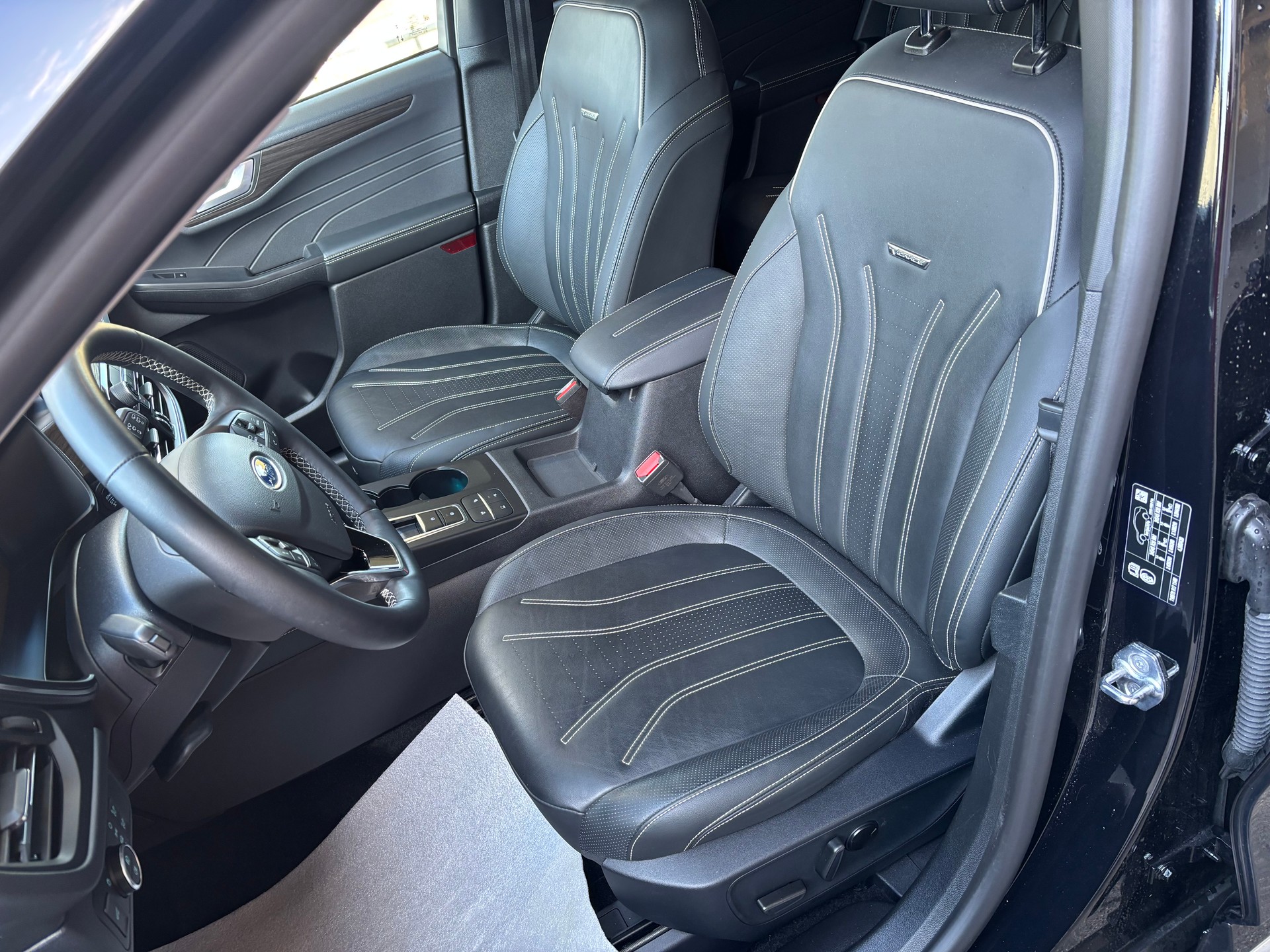 FORD Kuga 2.5 FHEV Vignale 4WD mit AHK-image-6
