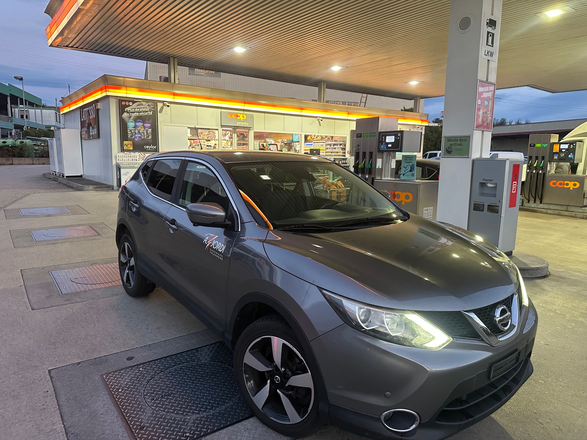 NISSAN Qashqai 1.6 DIG-T N-Connecta-image-13