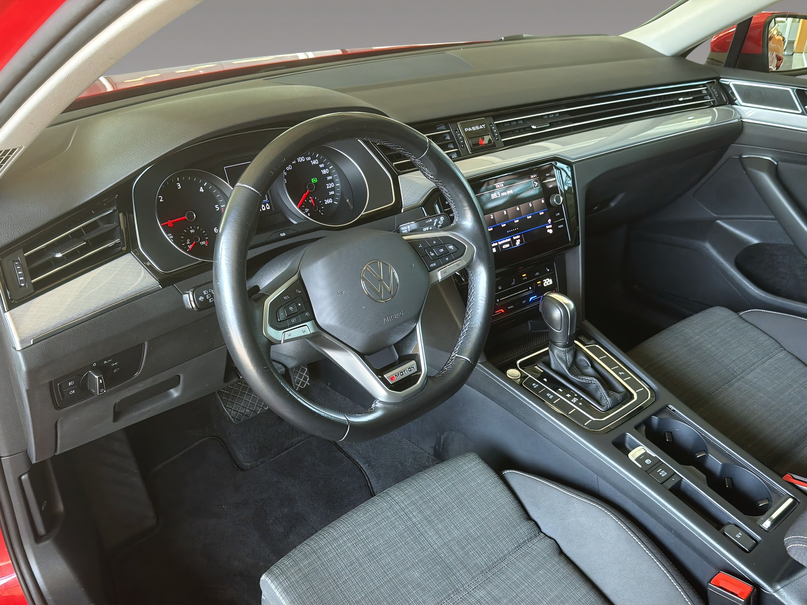 VW Passat Variant 2.0 TDI 200 Business DSG 4m-image-6