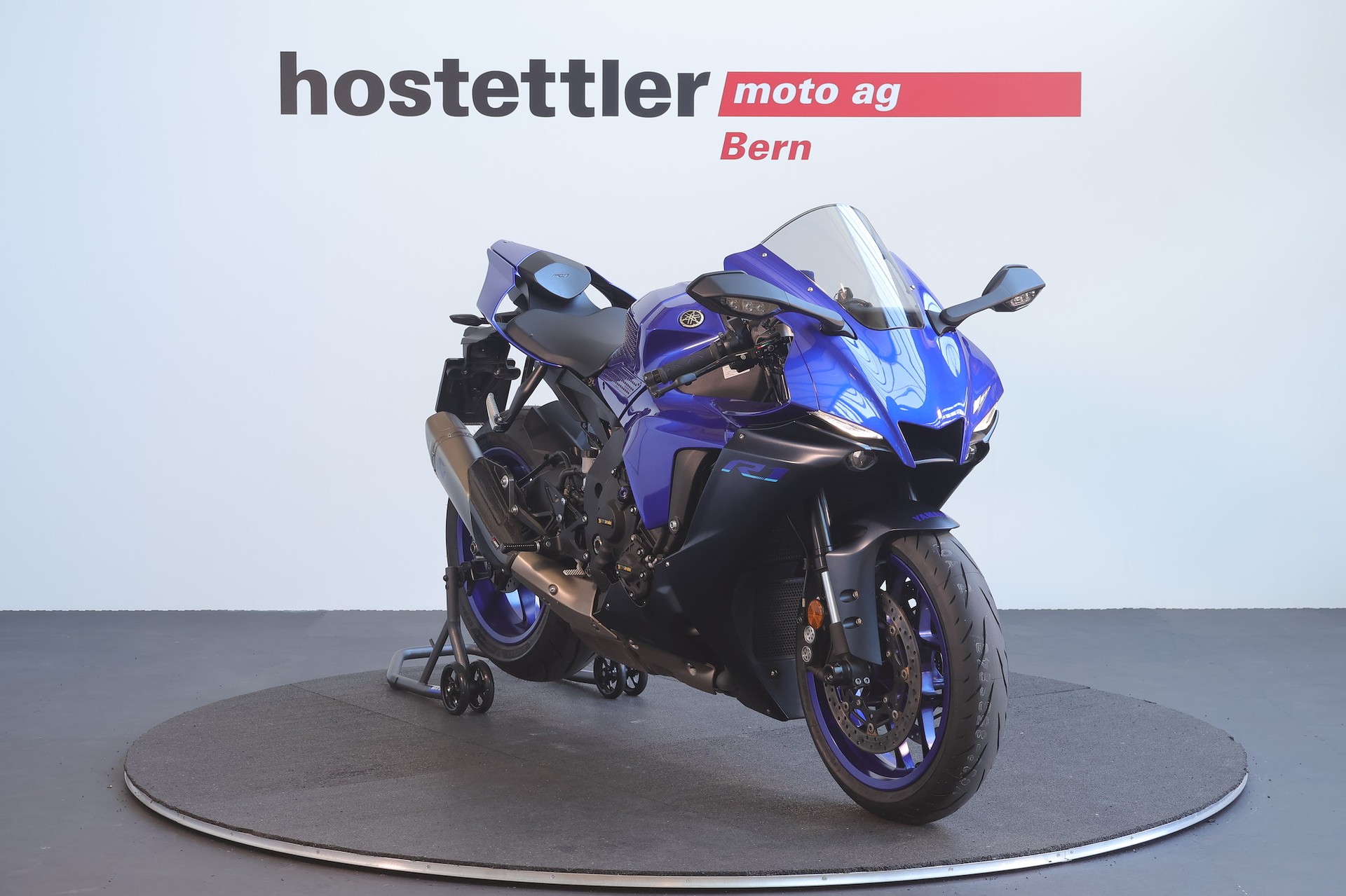YAMAHA R1