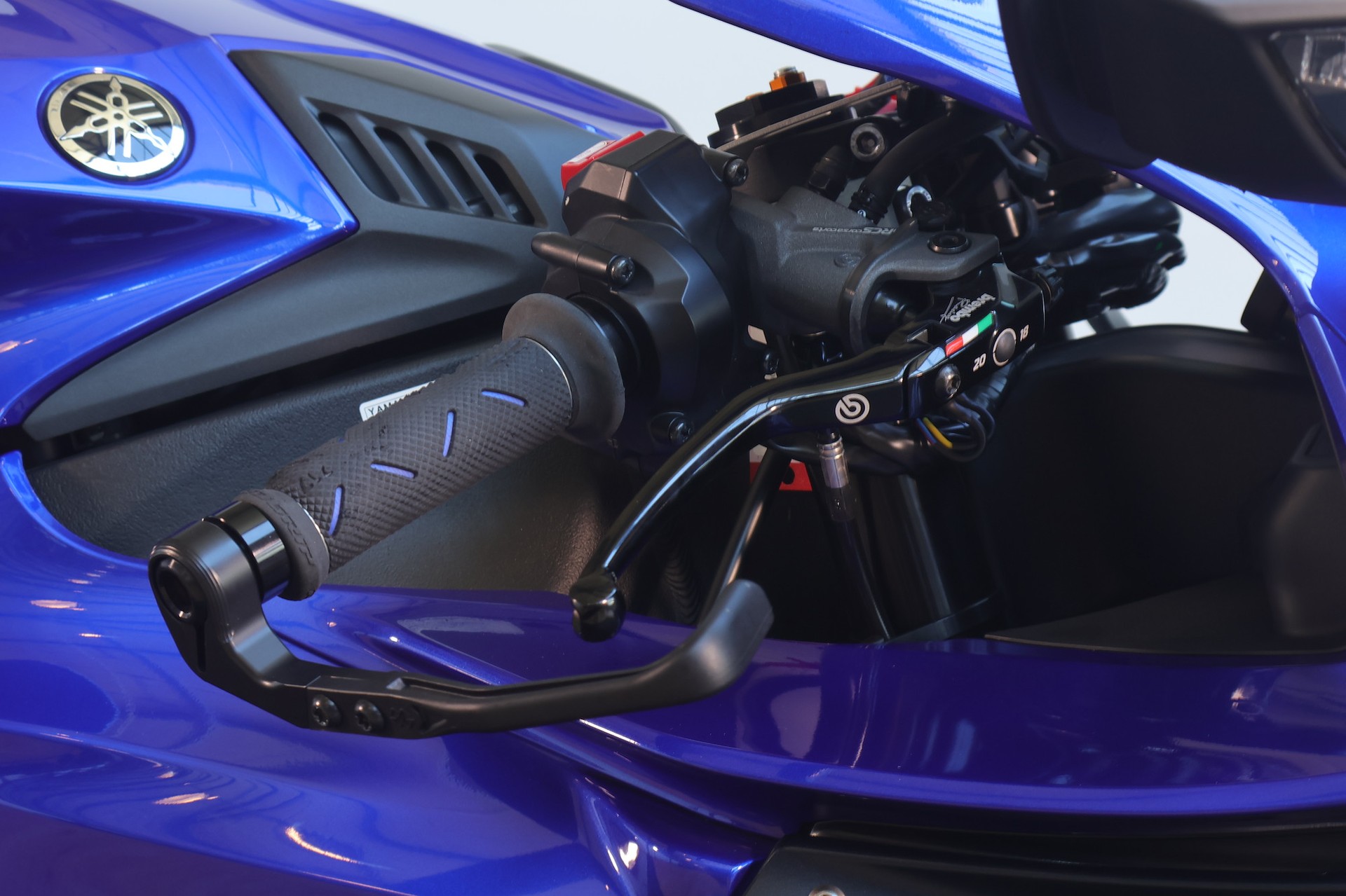 YAMAHA R1-image-8