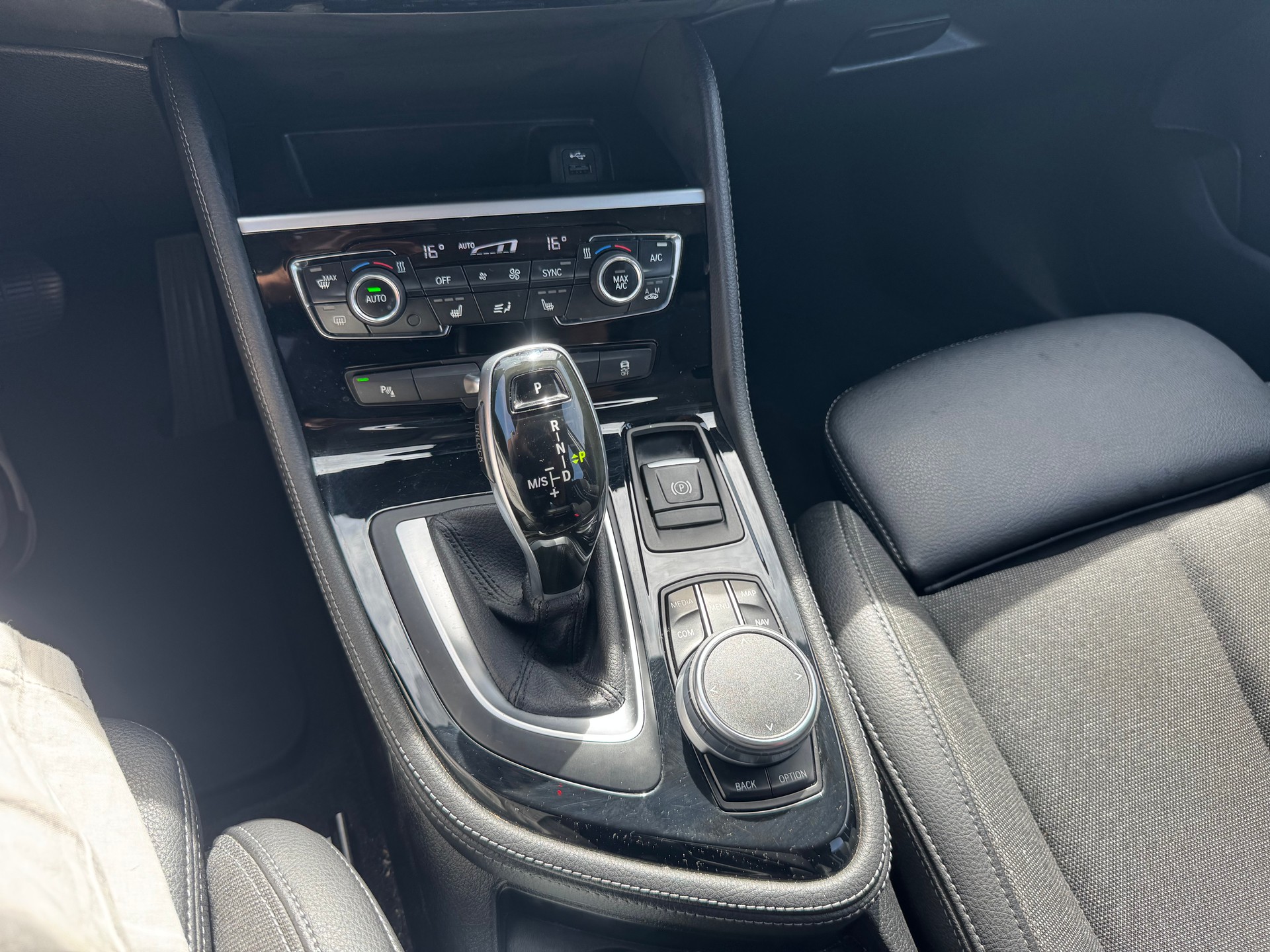 BMW 218d xDrive Active Tourer Steptronic-image-22