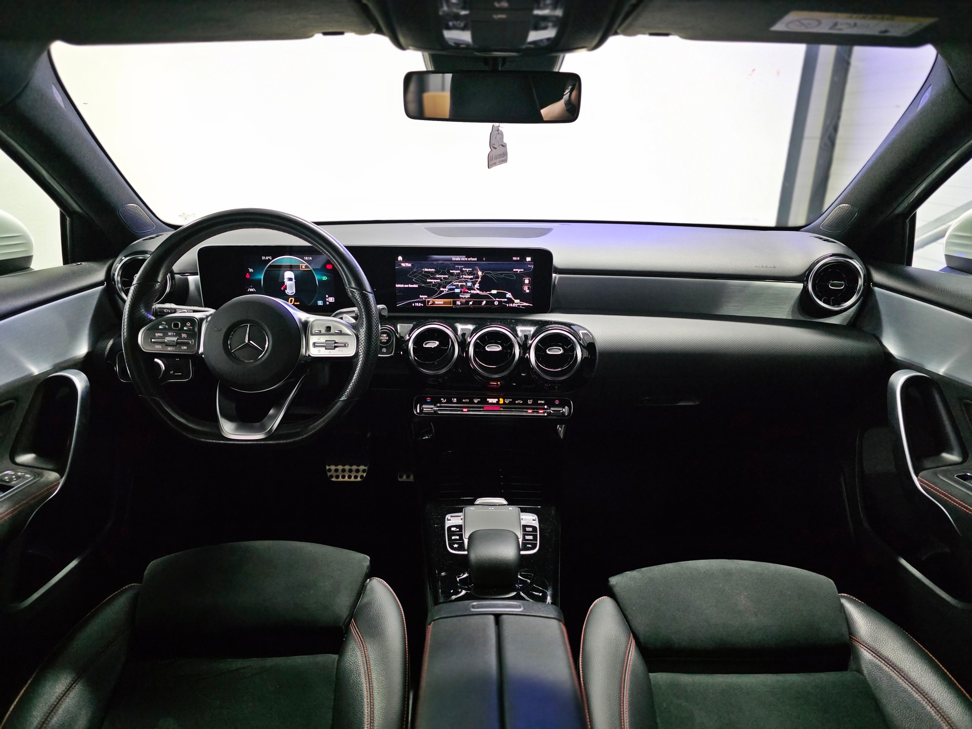 MERCEDES-BENZ A 200 AMG Line 7G-DCT-image-13