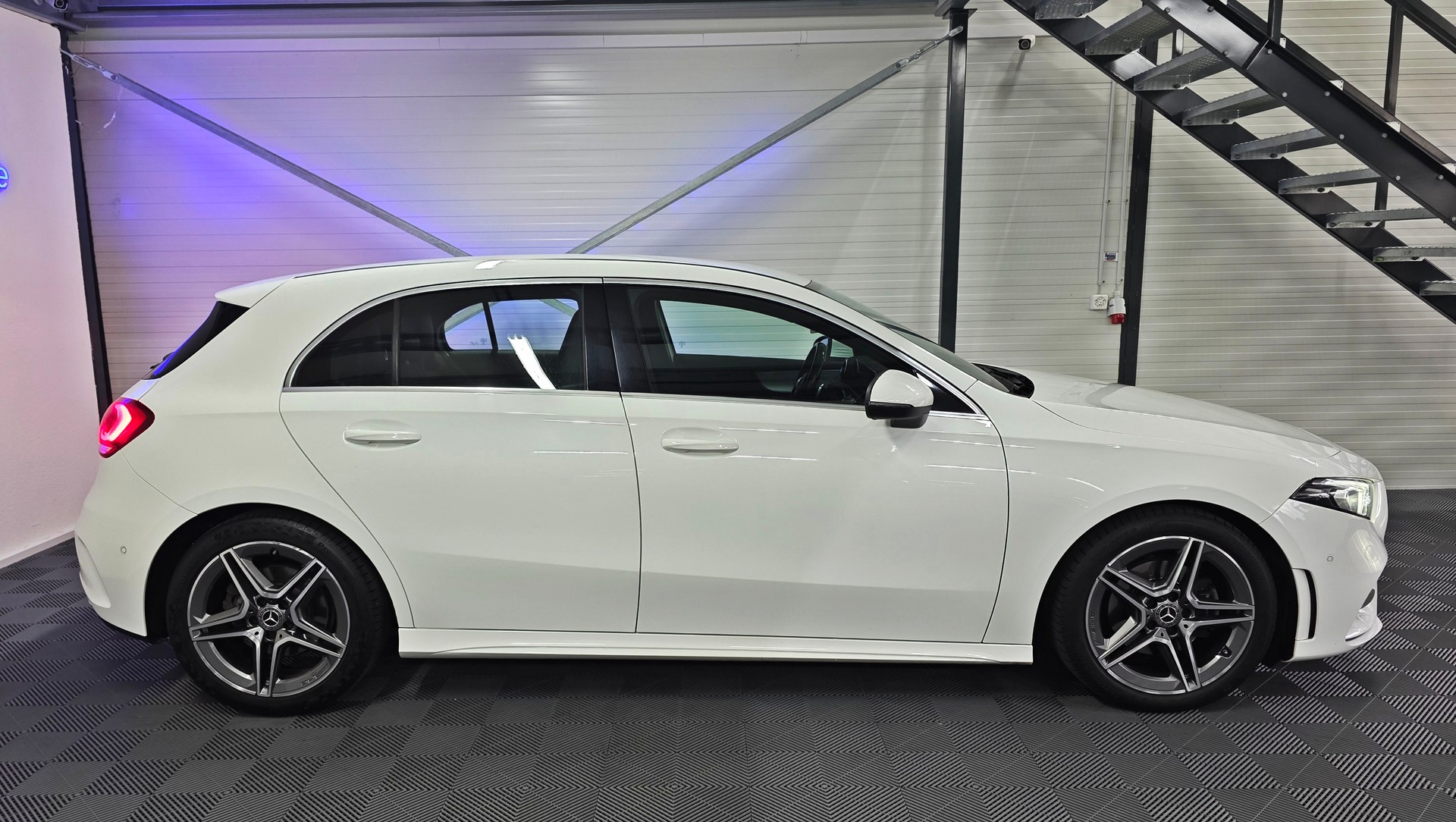 MERCEDES-BENZ A 200 AMG Line 7G-DCT-showroom-element-3