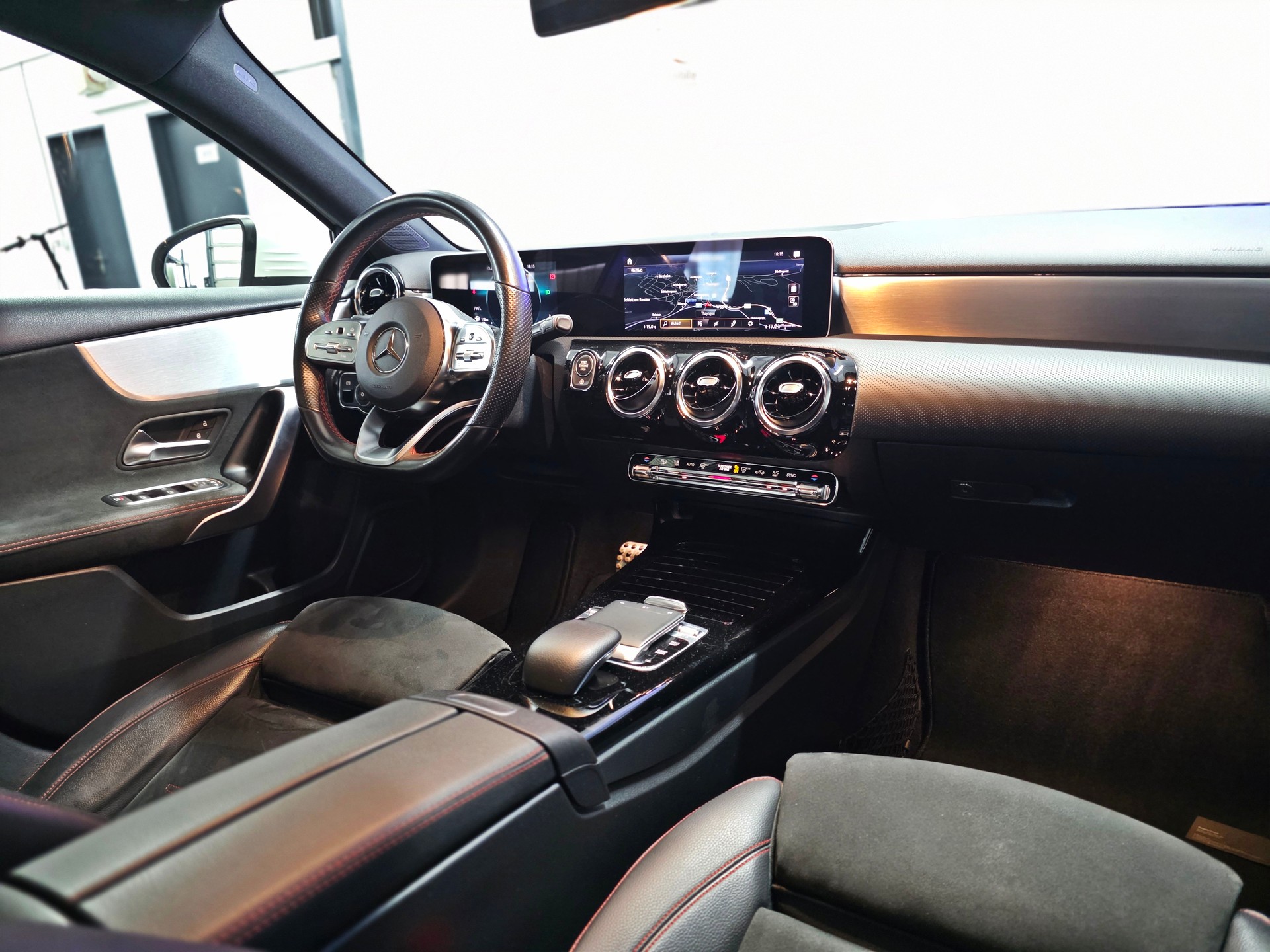 MERCEDES-BENZ A 200 AMG Line 7G-DCT-image-16