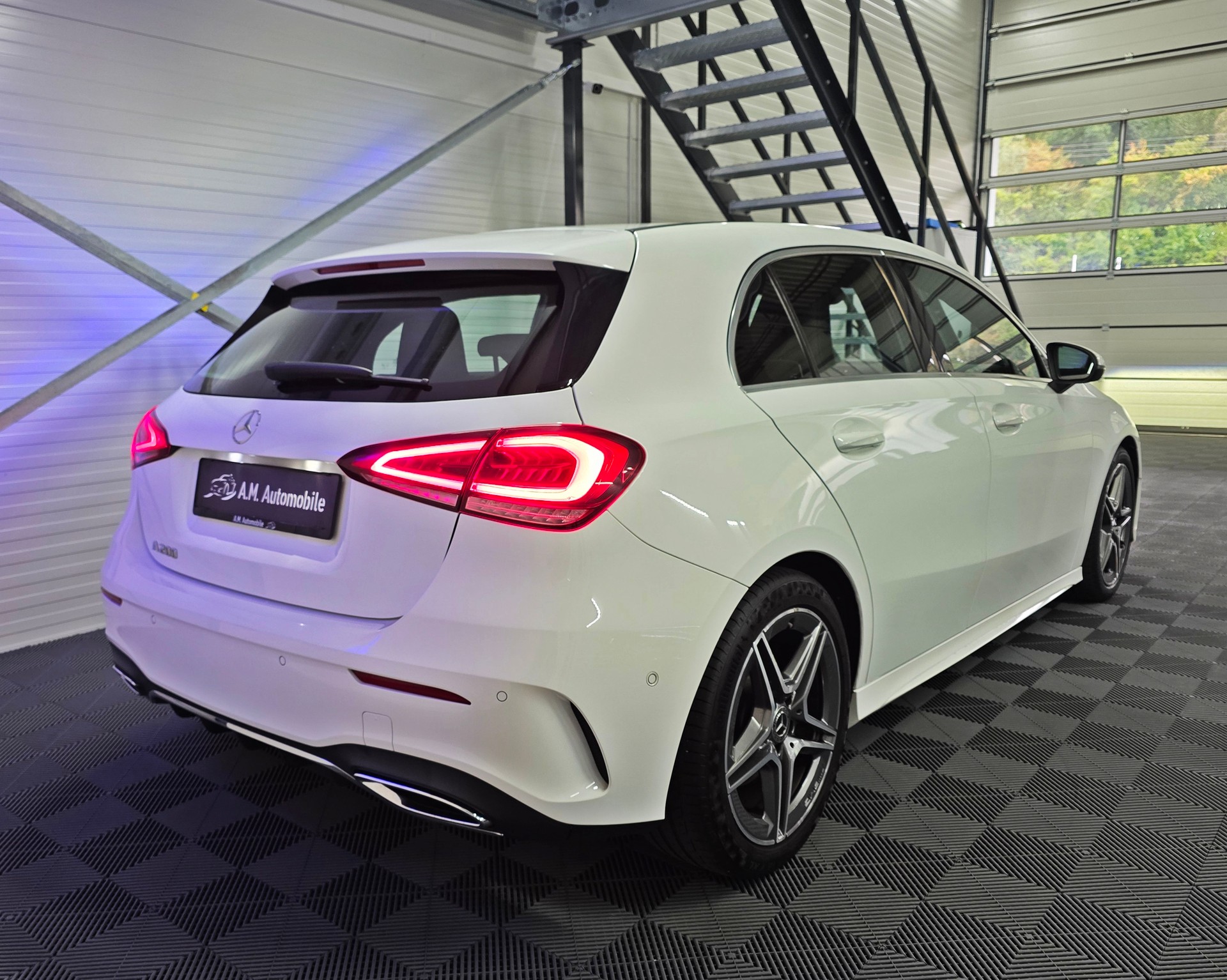 MERCEDES-BENZ A 200 AMG Line 7G-DCT-image-4