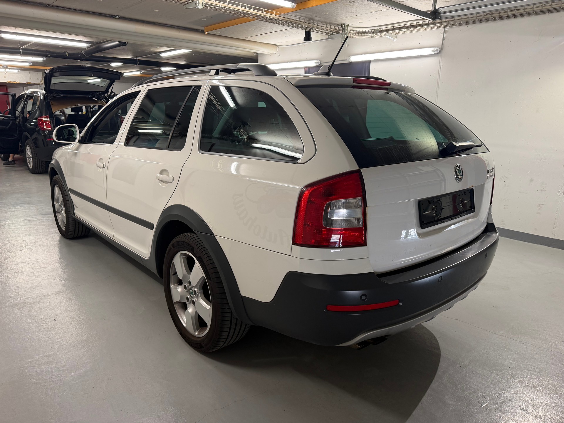 SKODA Octavia Combi 2.0 TDI Scout 4x4 DSG-image-4