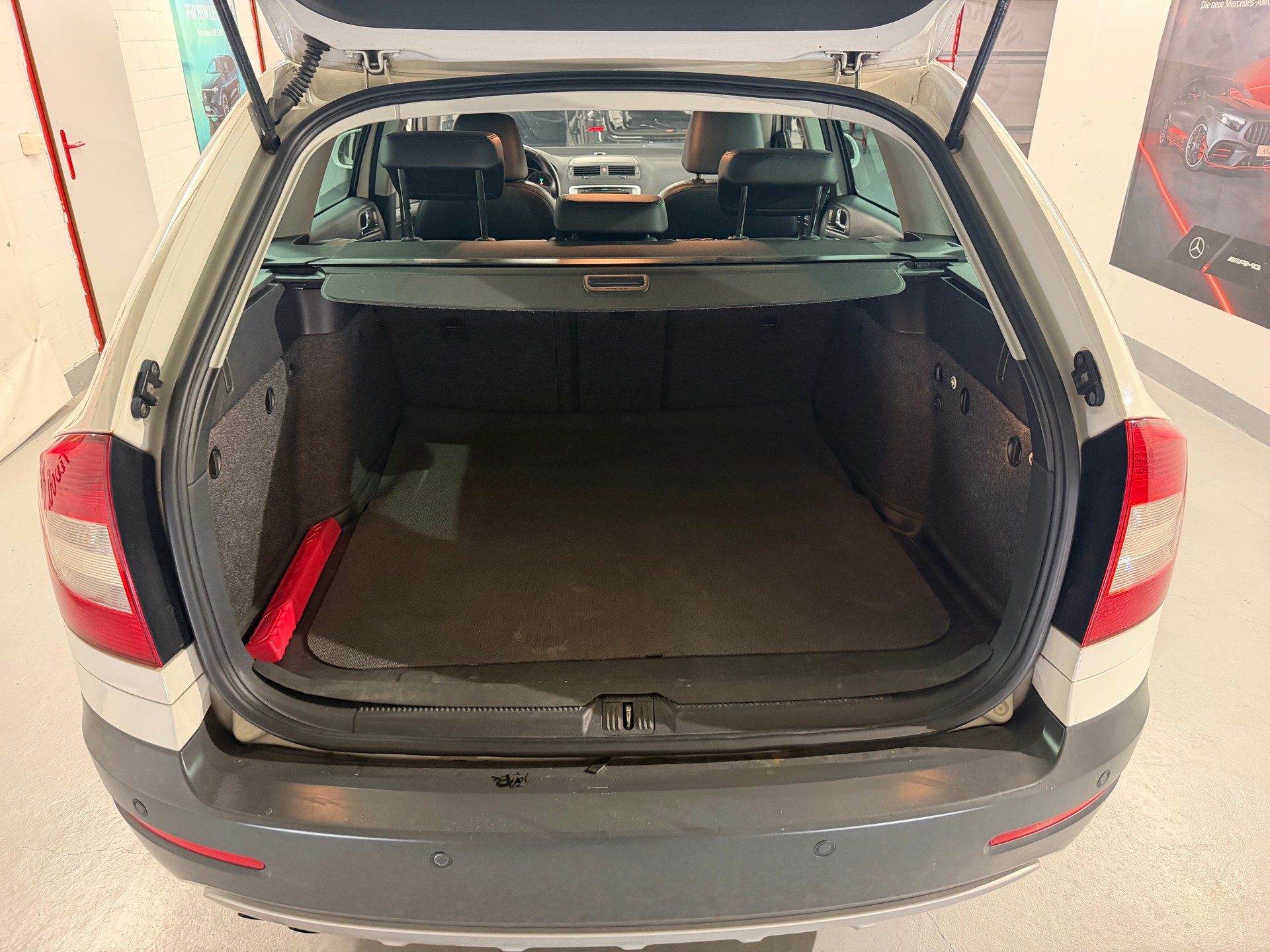 SKODA Octavia Combi 2.0 TDI Scout 4x4 DSG-image-11