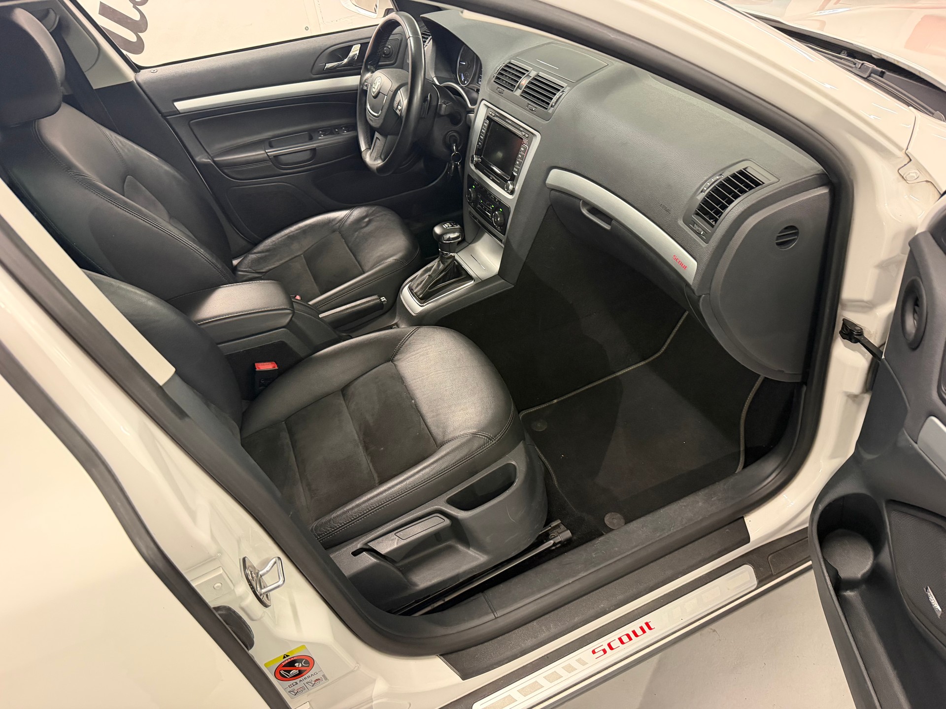 SKODA Octavia Combi 2.0 TDI Scout 4x4 DSG-image-10