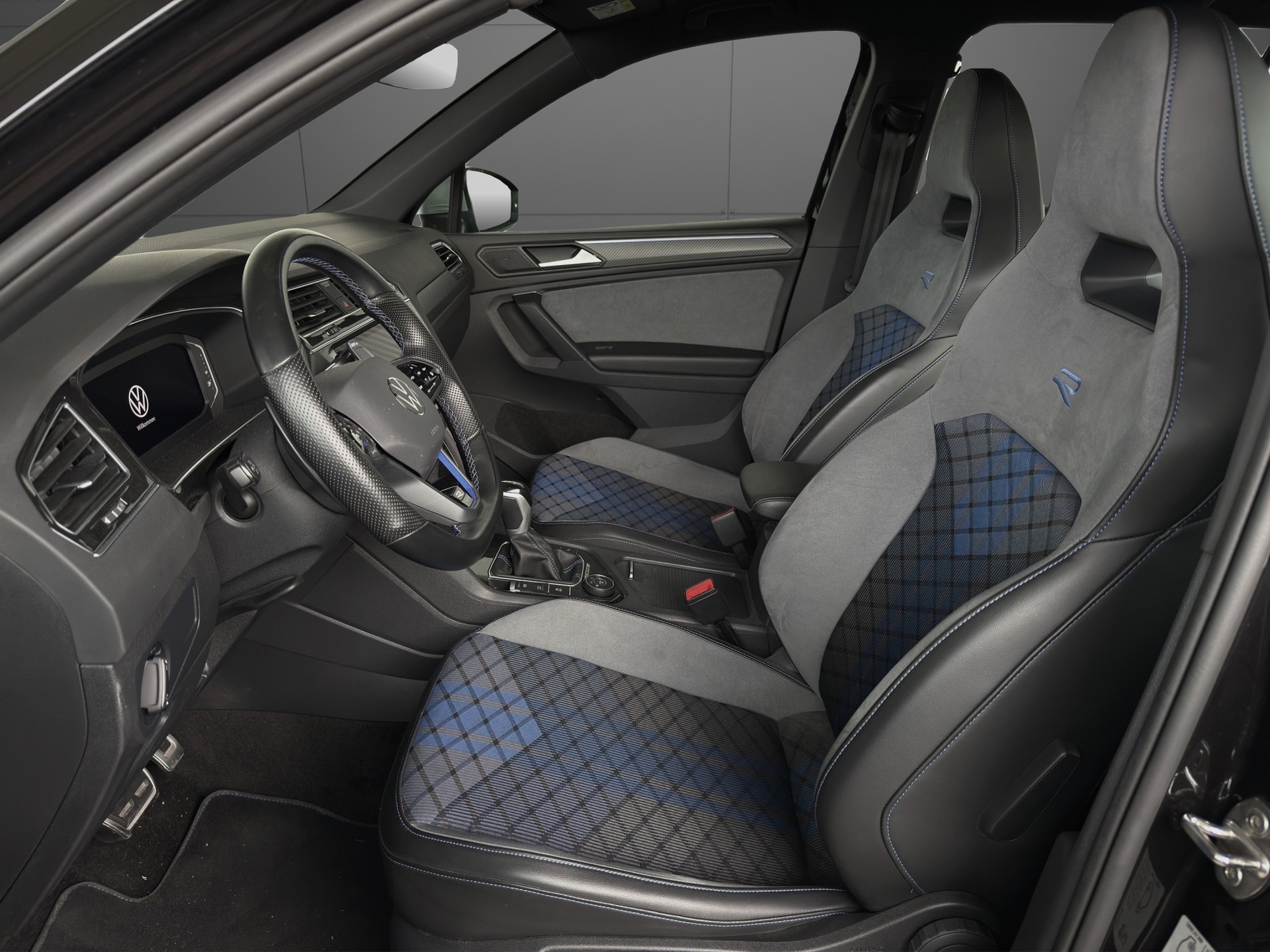 VW Tiguan 2.0TSI R 4Motion DSG-image-5