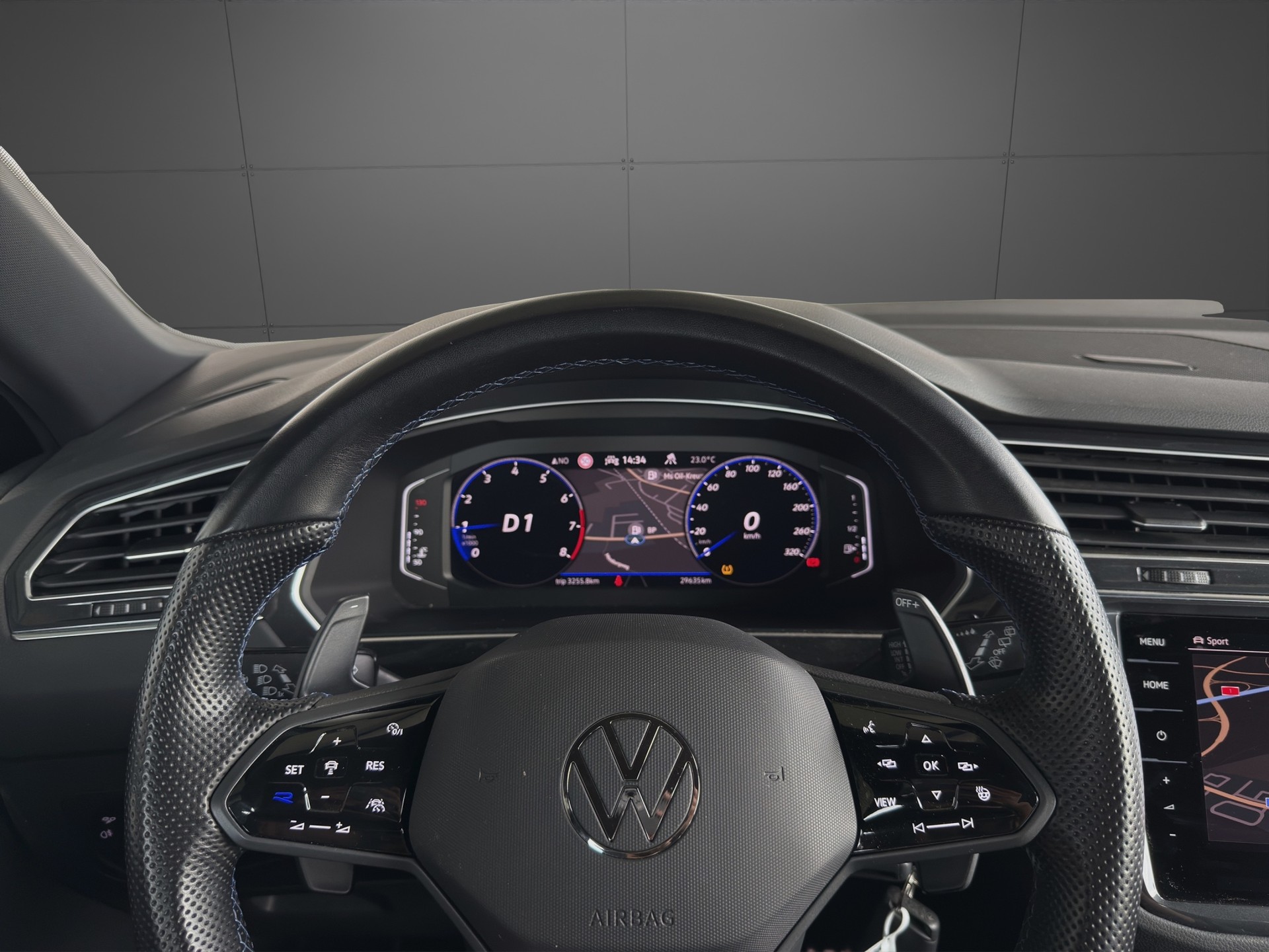 VW Tiguan 2.0TSI R 4Motion DSG-image-13