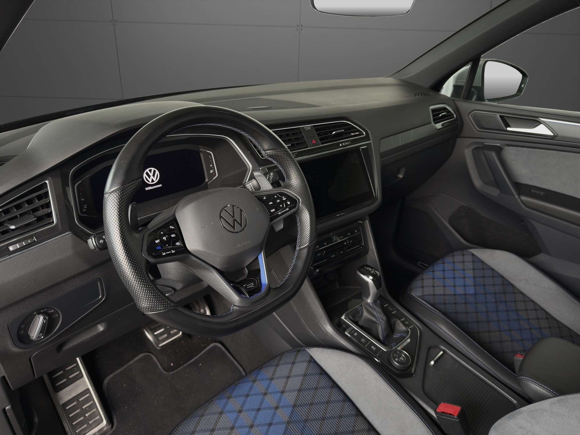 VW Tiguan 2.0TSI R 4Motion DSG-image-6