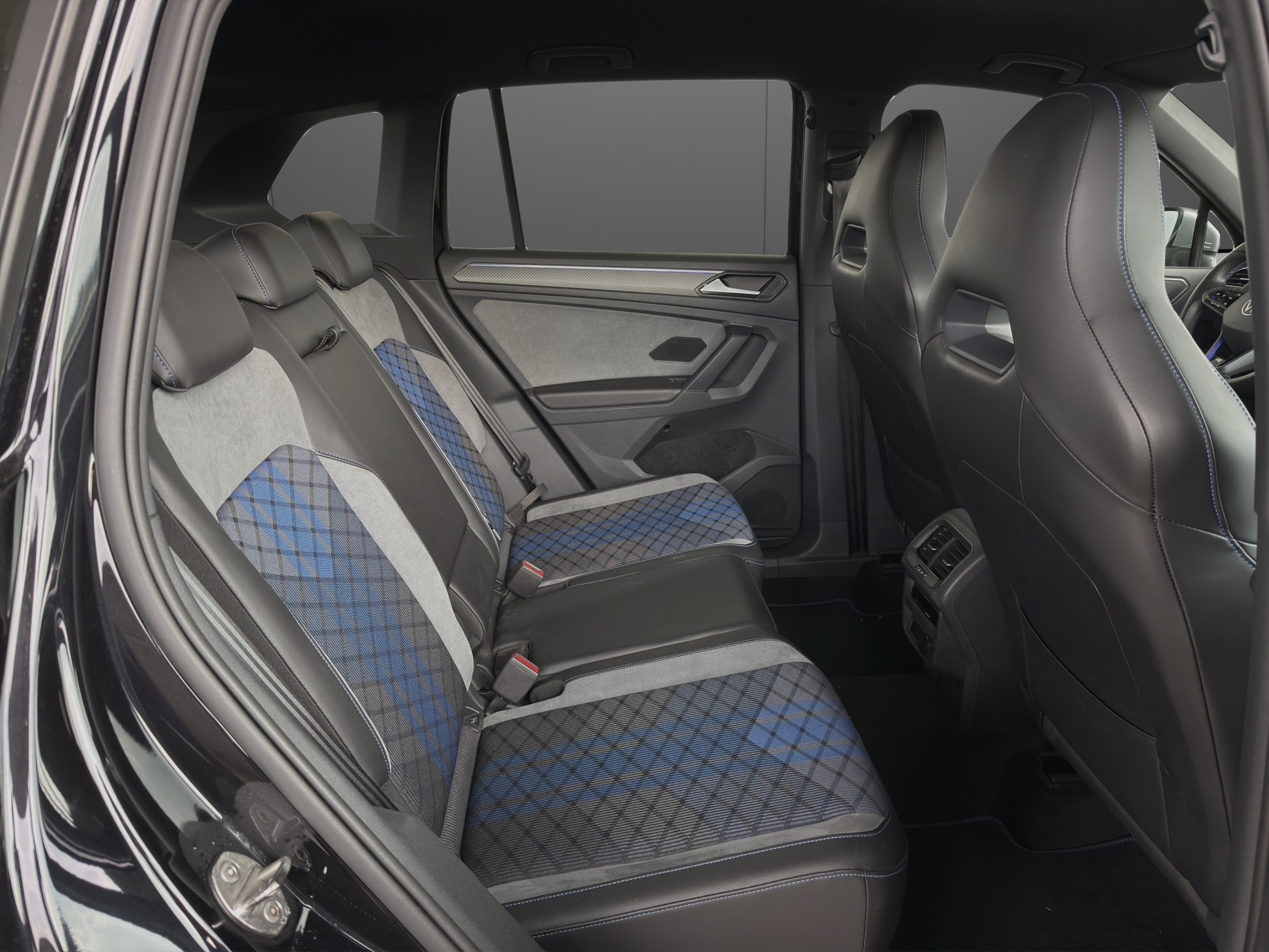 VW Tiguan 2.0TSI R 4Motion DSG-image-8
