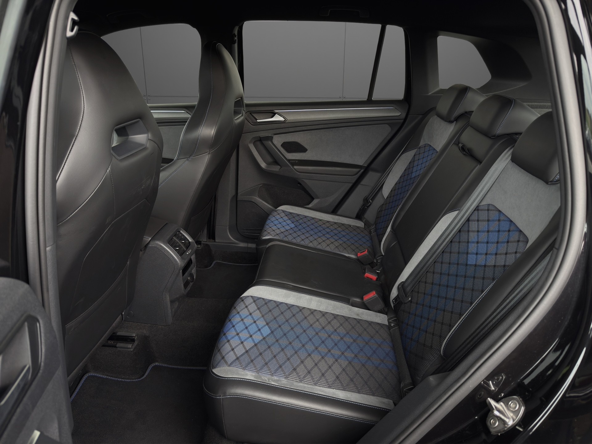 VW Tiguan 2.0TSI R 4Motion DSG-image-7