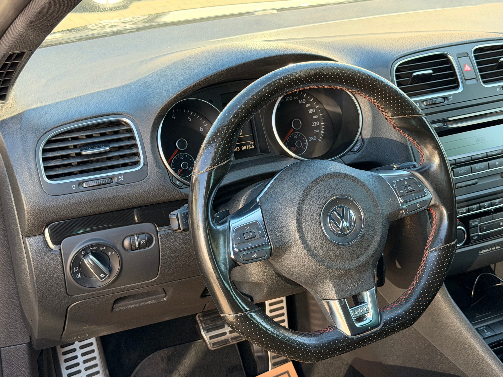 VW Golf 2.0 TSI GTI Team DSG-image-10