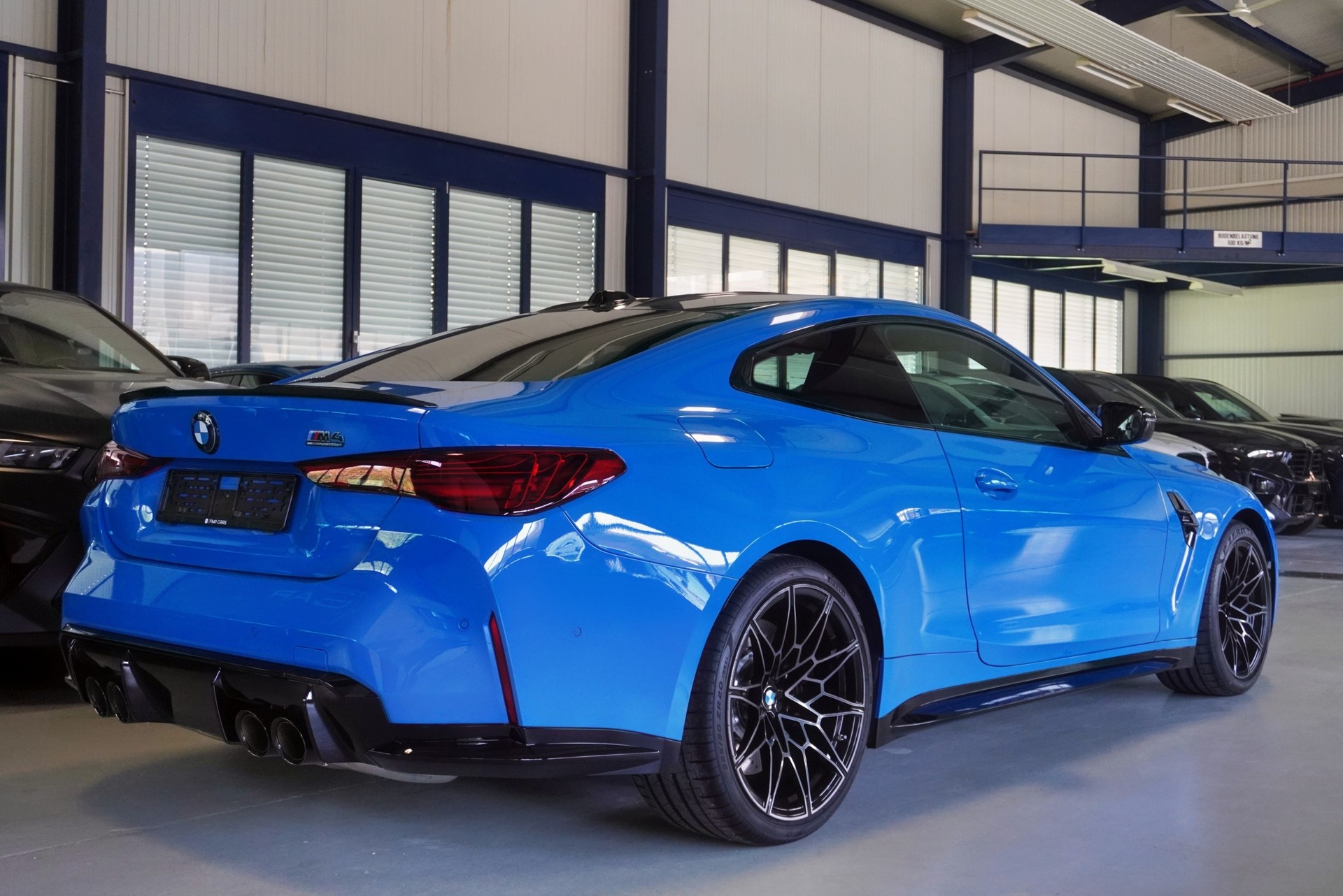 BMW M4 Coupé Competition M xDrive // SONDERLACKIERUNG VOODOO BLAU // WERKSGARANTIE // M CARBON SCHALENSITZE //-image-4