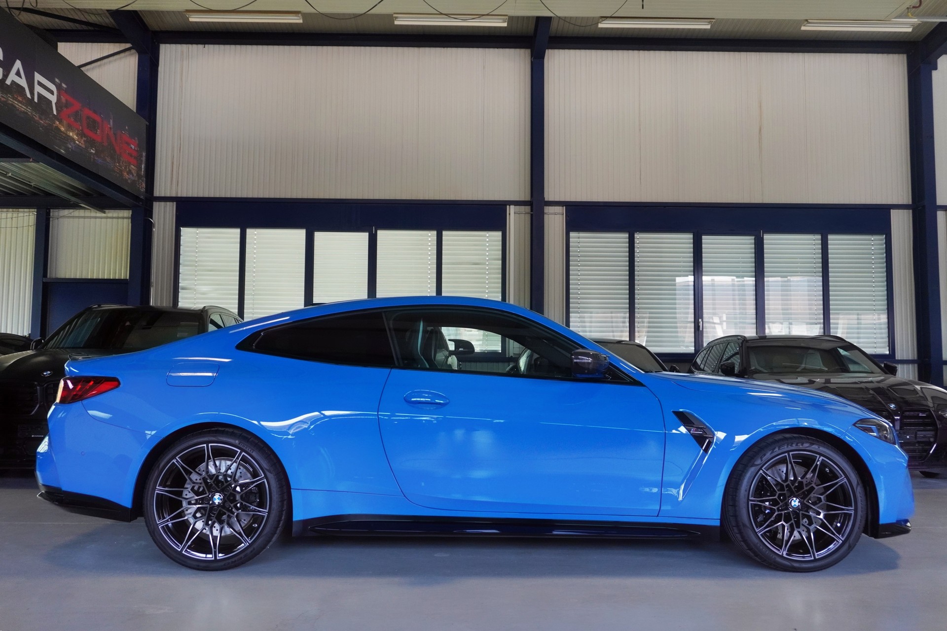 BMW M4 Coupé Competition M xDrive // SONDERLACKIERUNG VOODOO BLAU // WERKSGARANTIE // M CARBON SCHALENSITZE //-image-2