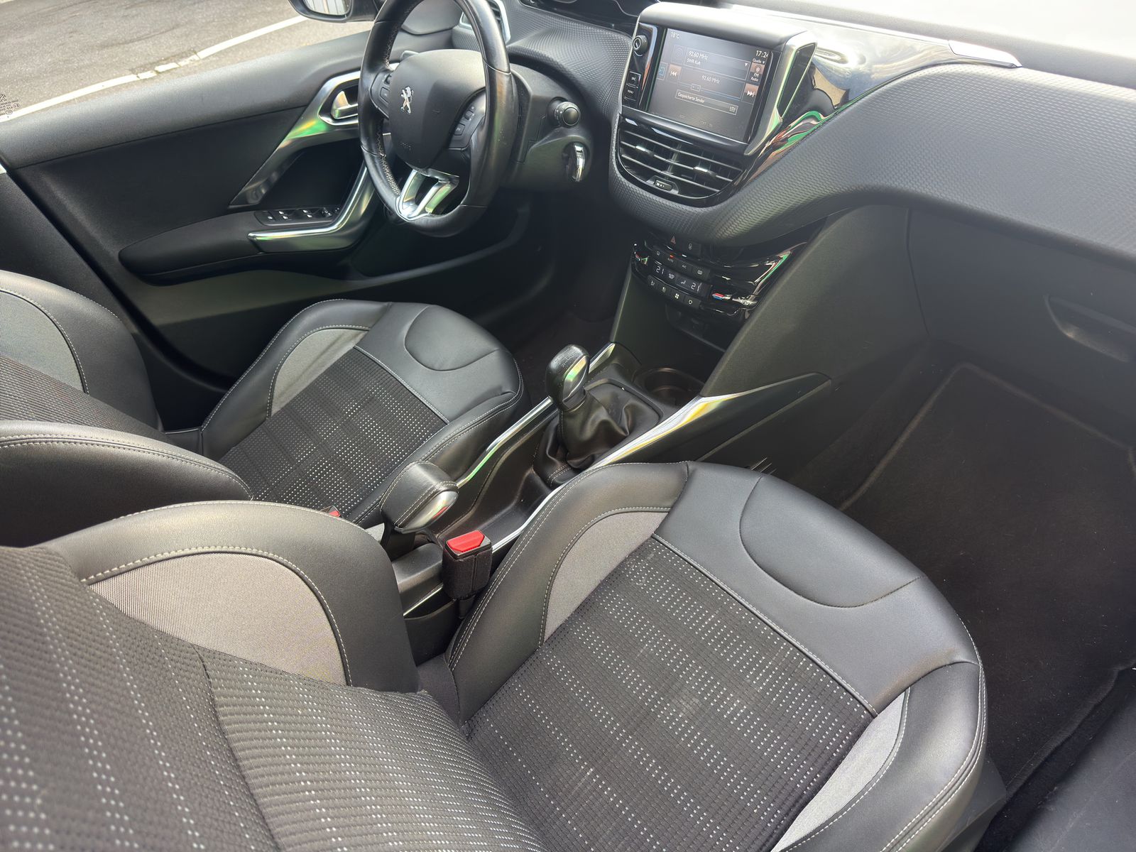 PEUGEOT 2008 1.2 VTI Style-image-8
