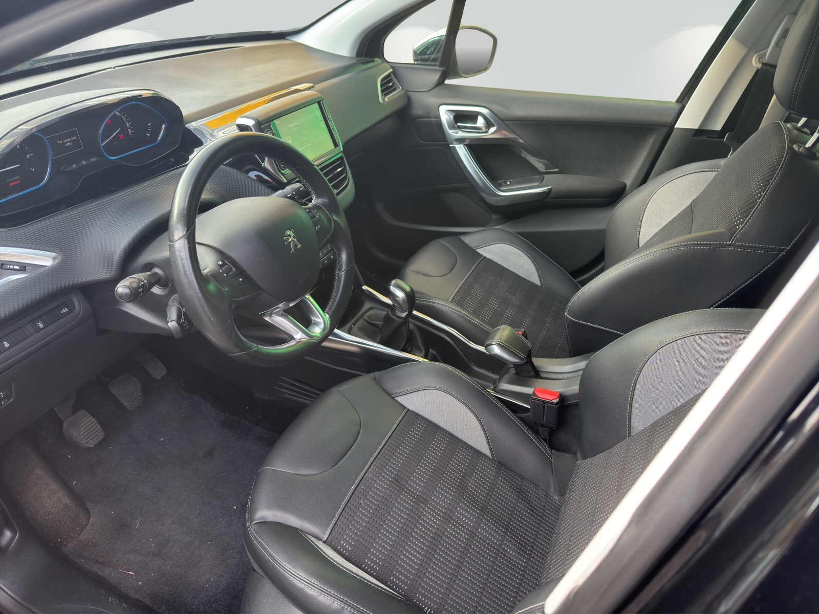 PEUGEOT 2008 1.2 VTI Style-image-6