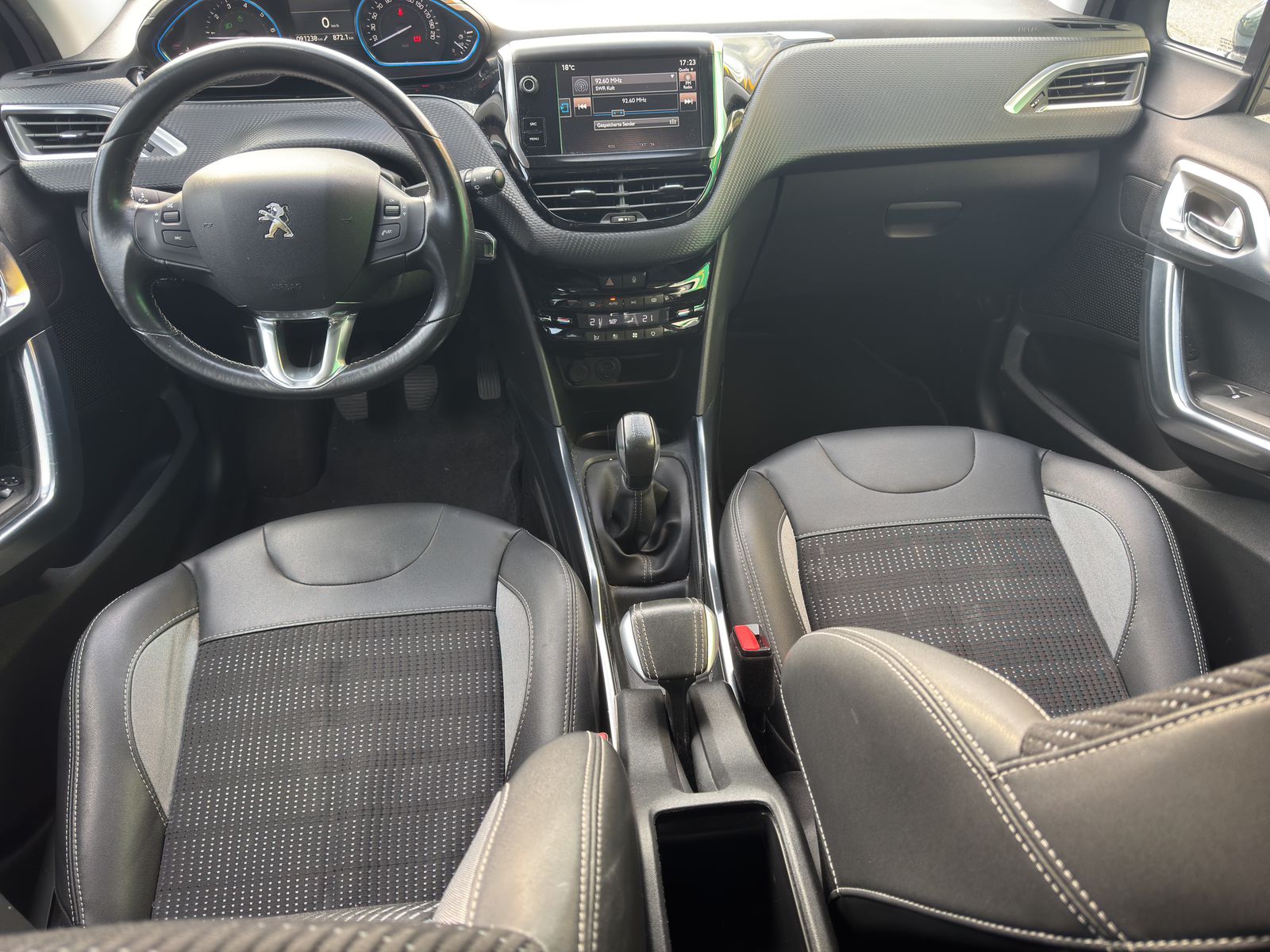 PEUGEOT 2008 1.2 VTI Style-image-5
