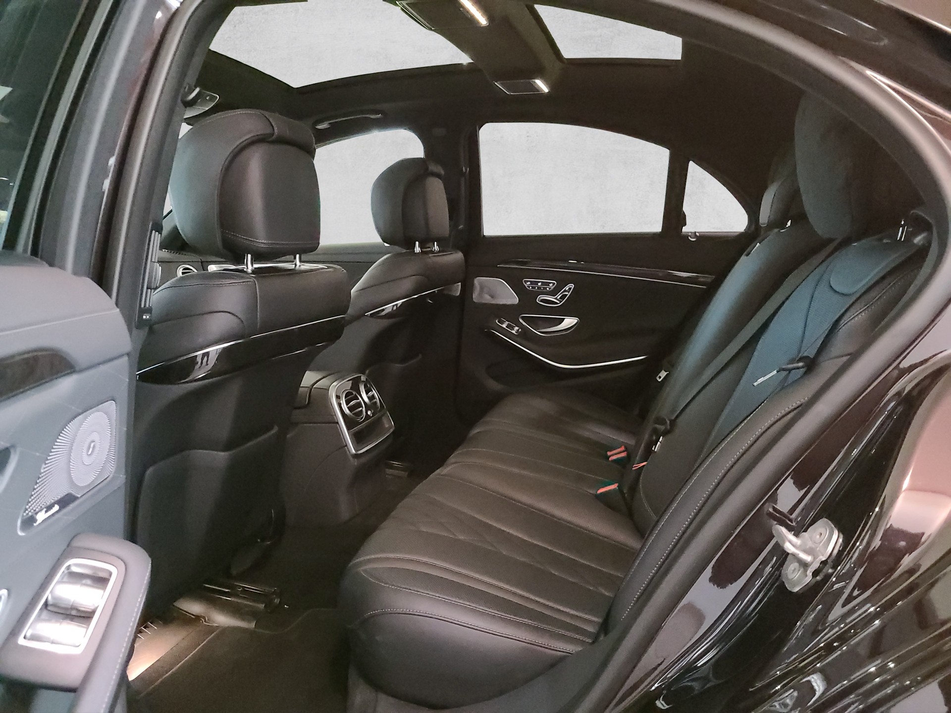 MERCEDES-BENZ S 560 V8 AMG Line 4matic-image-11