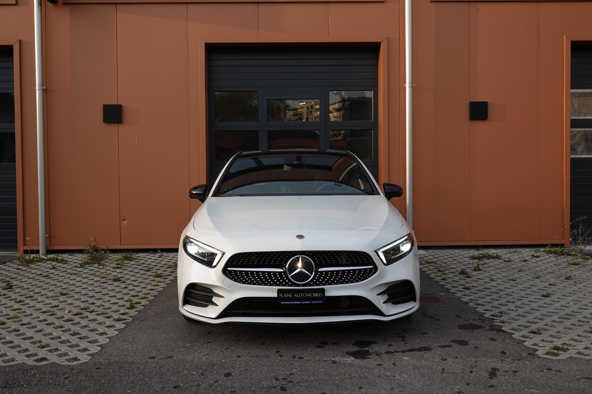 MERCEDES-BENZ A 180 AMG Line - "Pack AMG Line * Caméra 360 * Toit Ouvrant * Clim Auto * Jantes 18 * Aide à la Conduite *-image-1