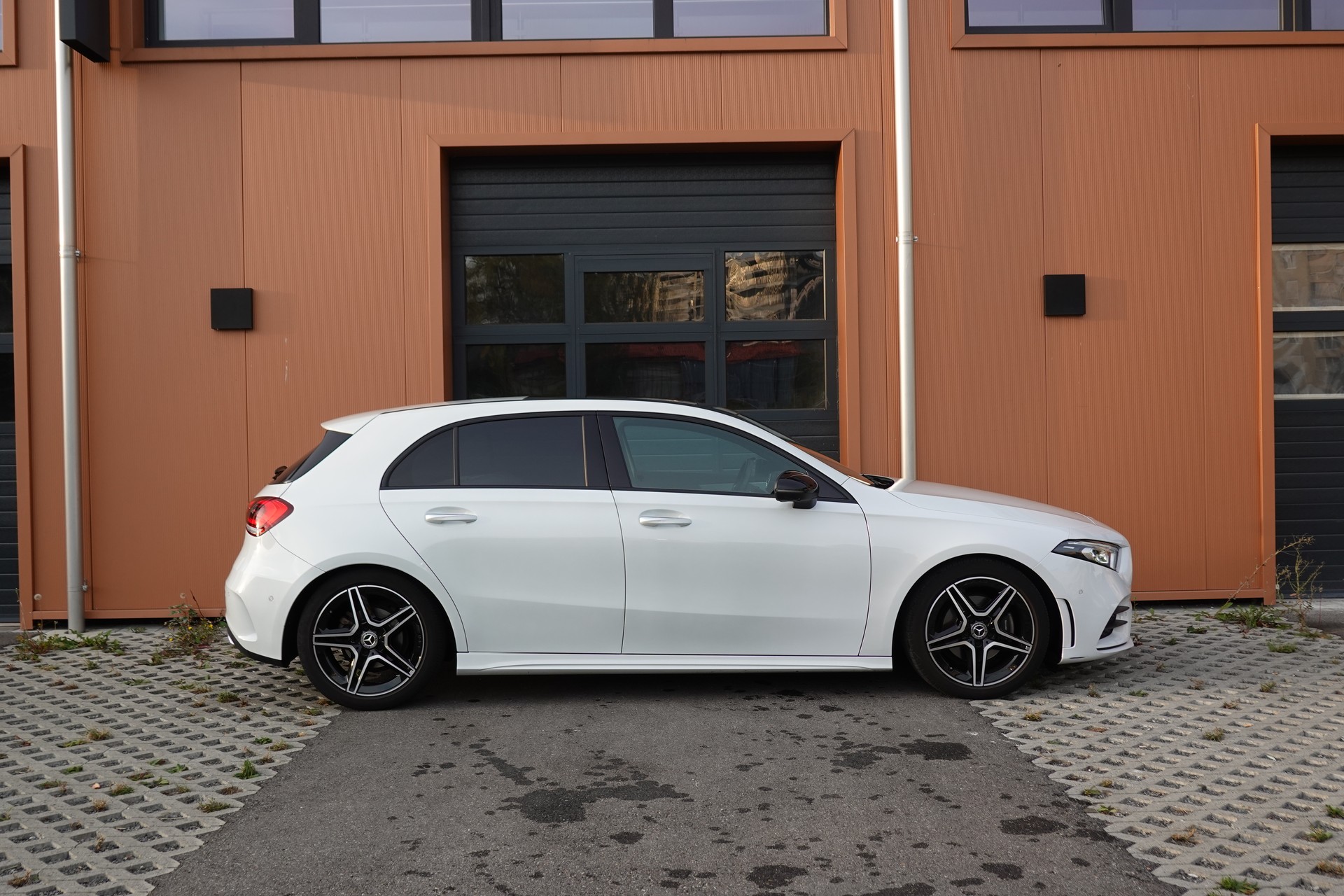 MERCEDES-BENZ A 180 AMG Line - "Pack AMG Line * Caméra 360 * Toit Ouvrant * Clim Auto * Jantes 18 * Aide à la Conduite *-image-3