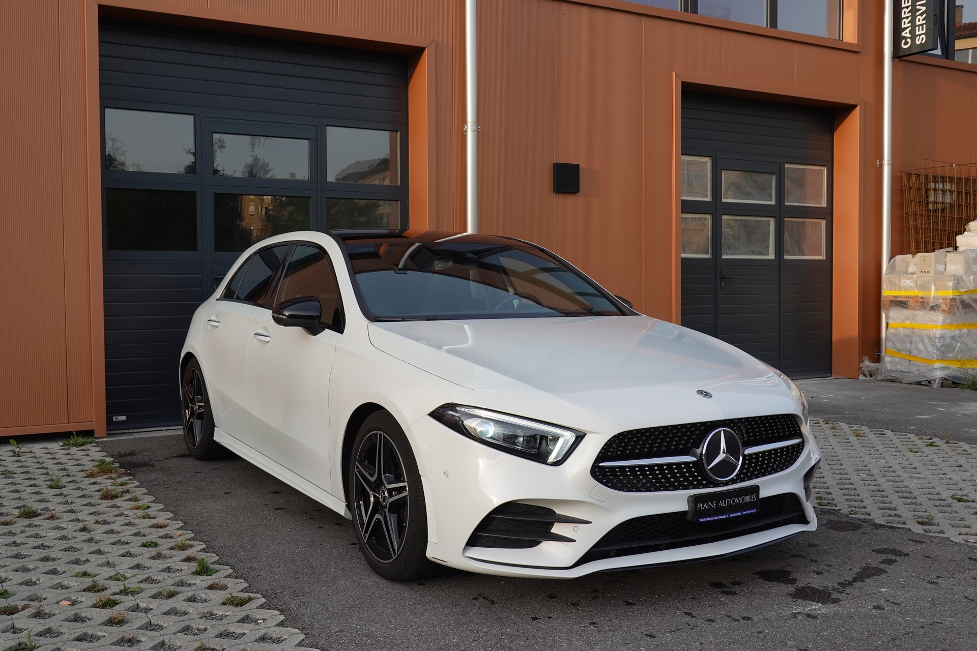 MERCEDES-BENZ A 180 AMG Line - "Pack AMG Line * Caméra 360 * Toit Ouvrant * Clim Auto * Jantes 18 * Aide à la Conduite *-image-2