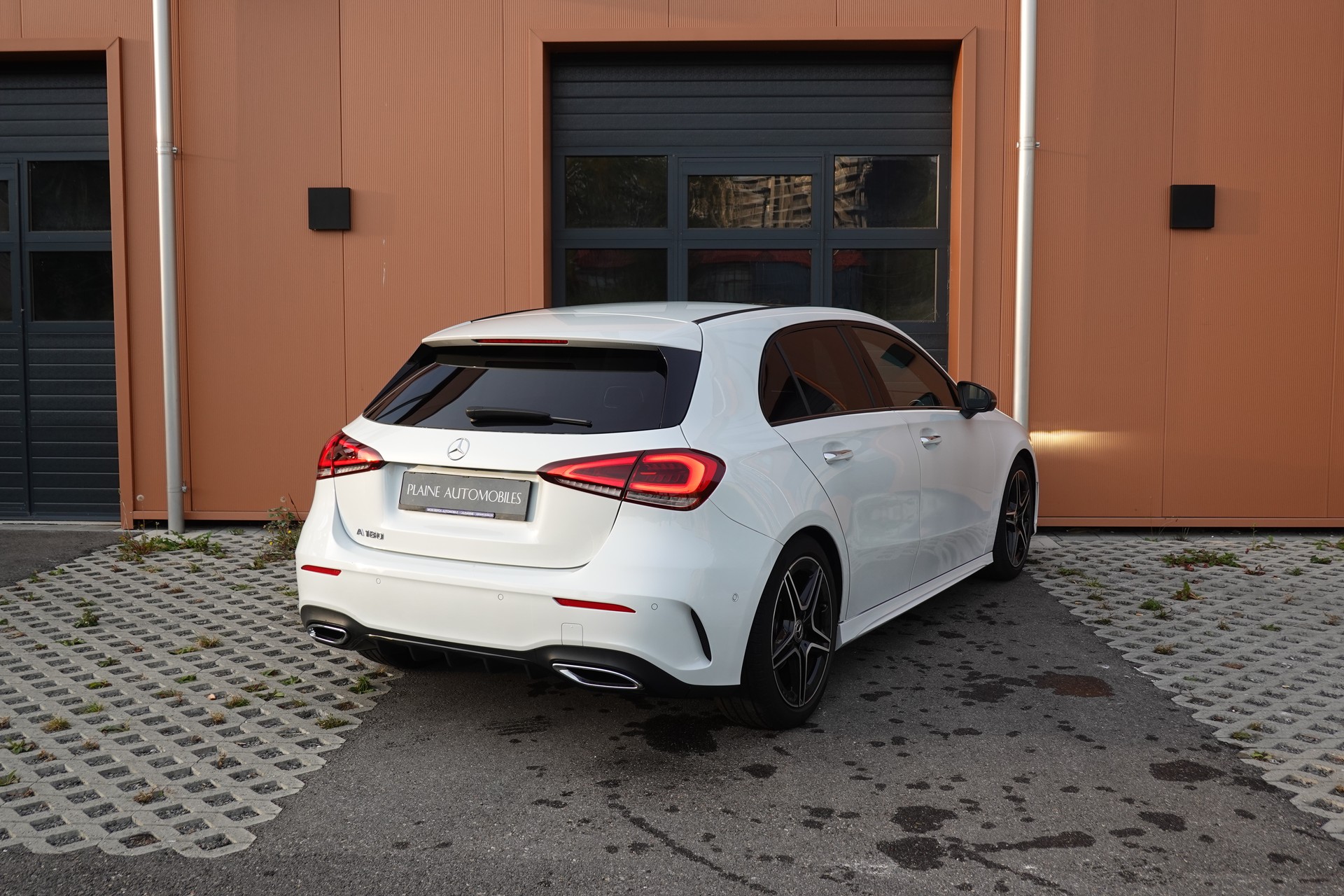 MERCEDES-BENZ A 180 AMG Line - "Pack AMG Line * Caméra 360 * Toit Ouvrant * Clim Auto * Jantes 18 * Aide à la Conduite *-image-7