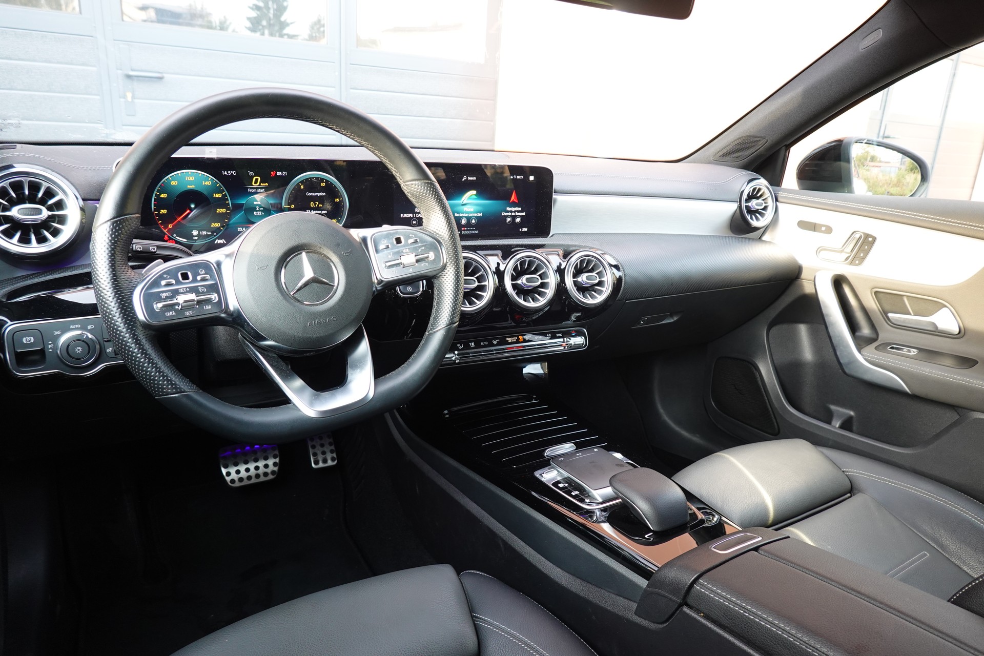 MERCEDES-BENZ A 180 AMG Line - "Pack AMG Line * Caméra 360 * Toit Ouvrant * Clim Auto * Jantes 18 * Aide à la Conduite *-image-12