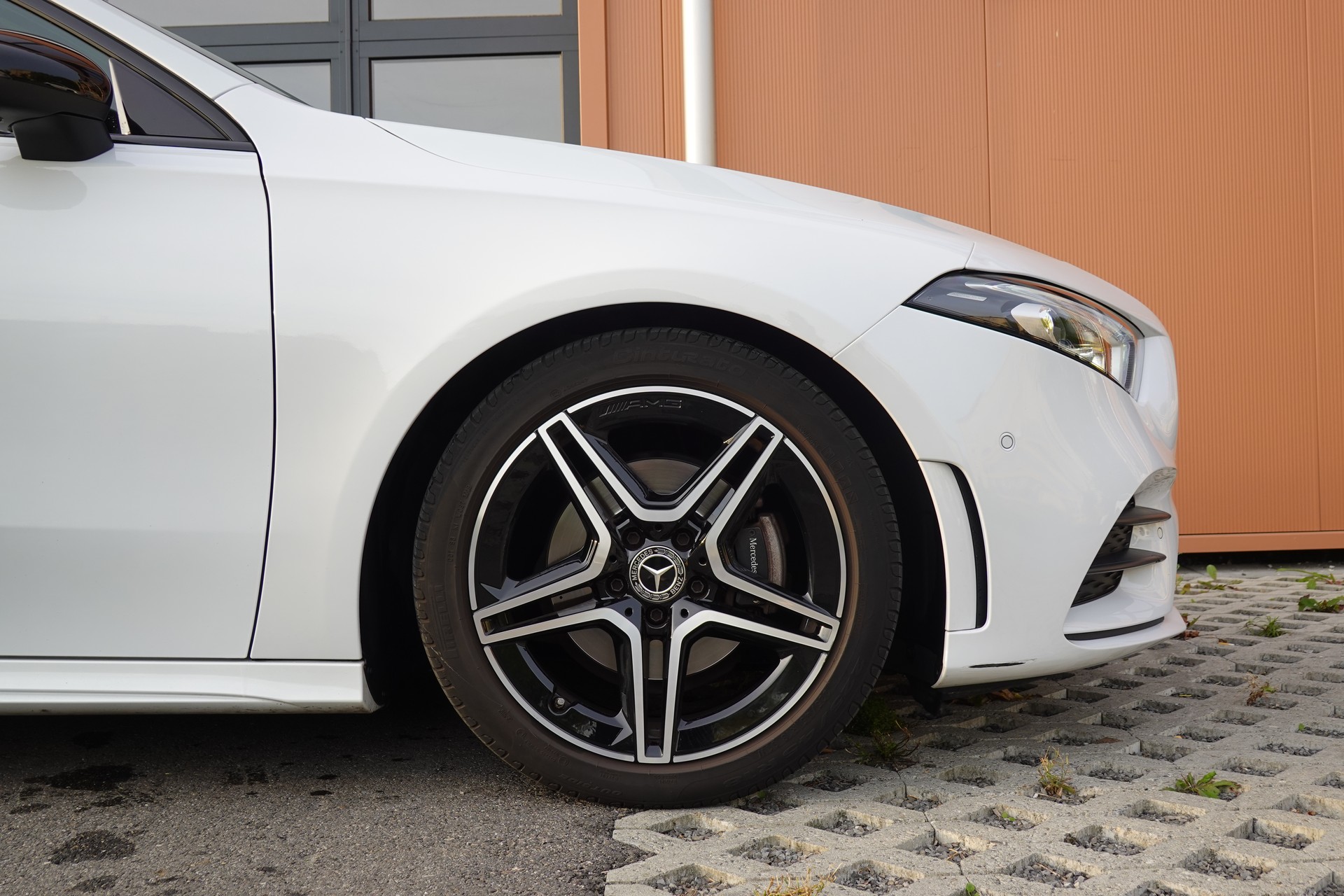 MERCEDES-BENZ A 180 AMG Line - "Pack AMG Line * Caméra 360 * Toit Ouvrant * Clim Auto * Jantes 18 * Aide à la Conduite *-image-4