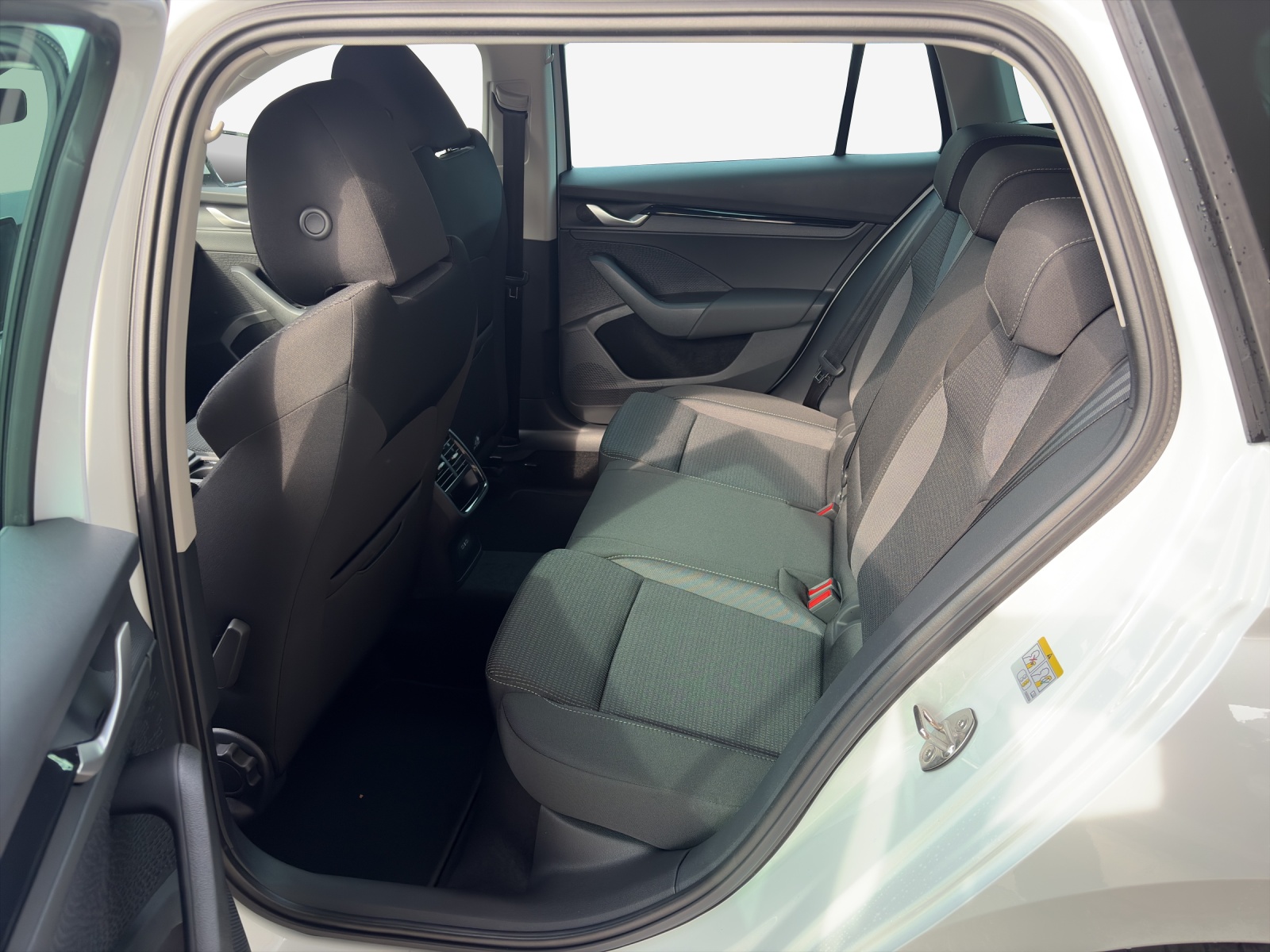 SKODA Octavia Combi 2.0 TDI DSG Selection-image-11