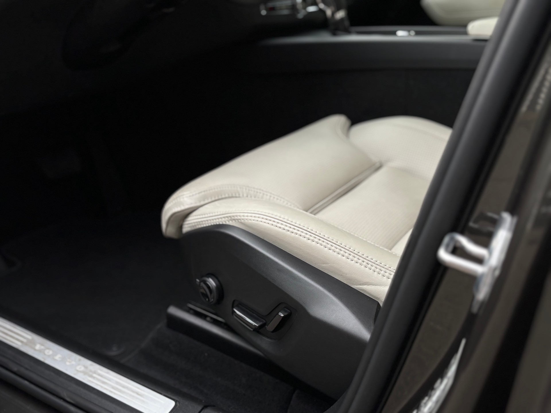VOLVO XC60 2.0 T5 Inscription AWD-image-17