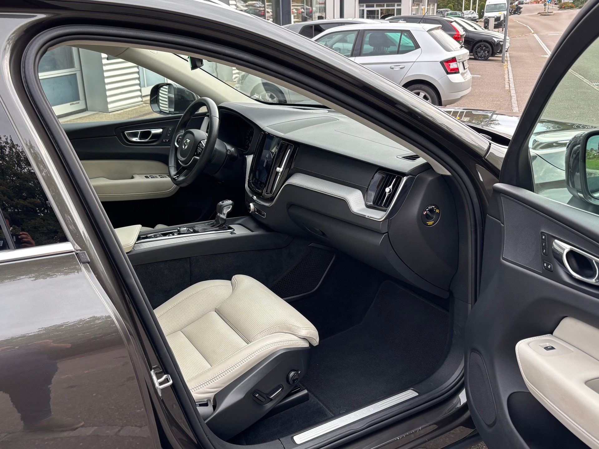 VOLVO XC60 2.0 T5 Inscription AWD-image-6