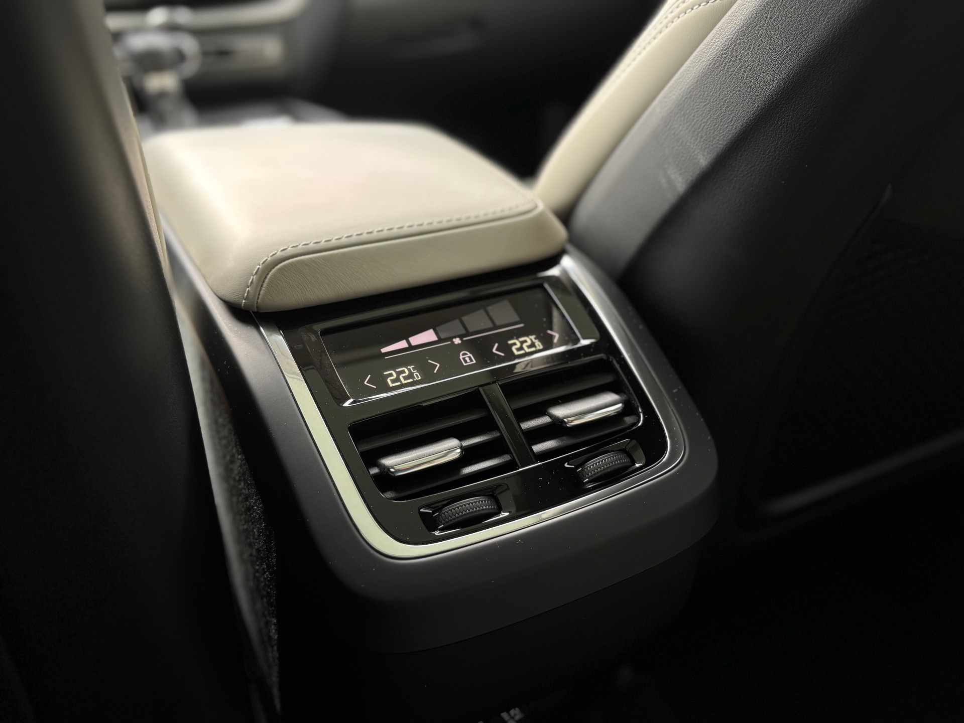VOLVO XC60 2.0 T5 Inscription AWD-image-12