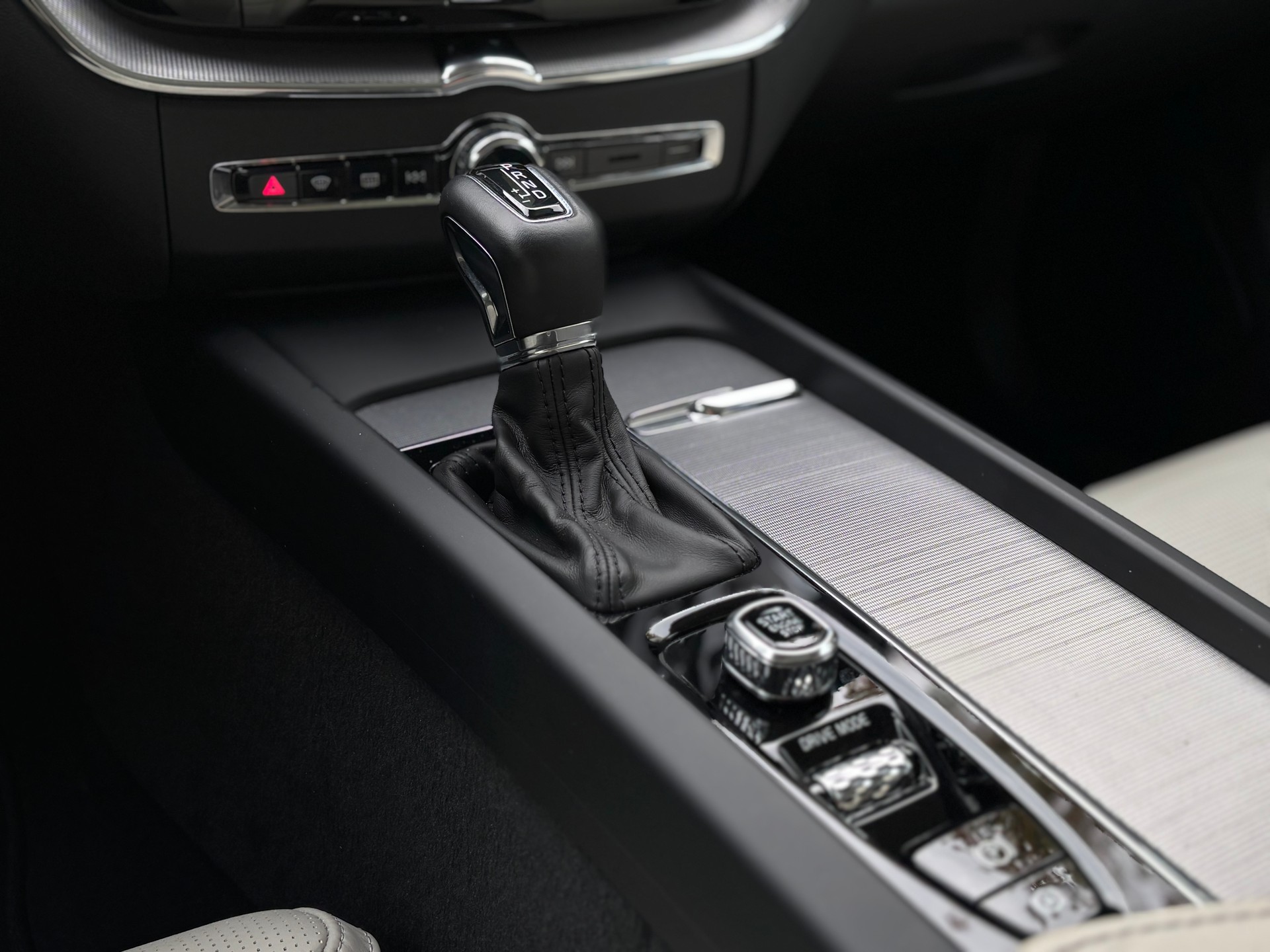 VOLVO XC60 2.0 T5 Inscription AWD-image-15