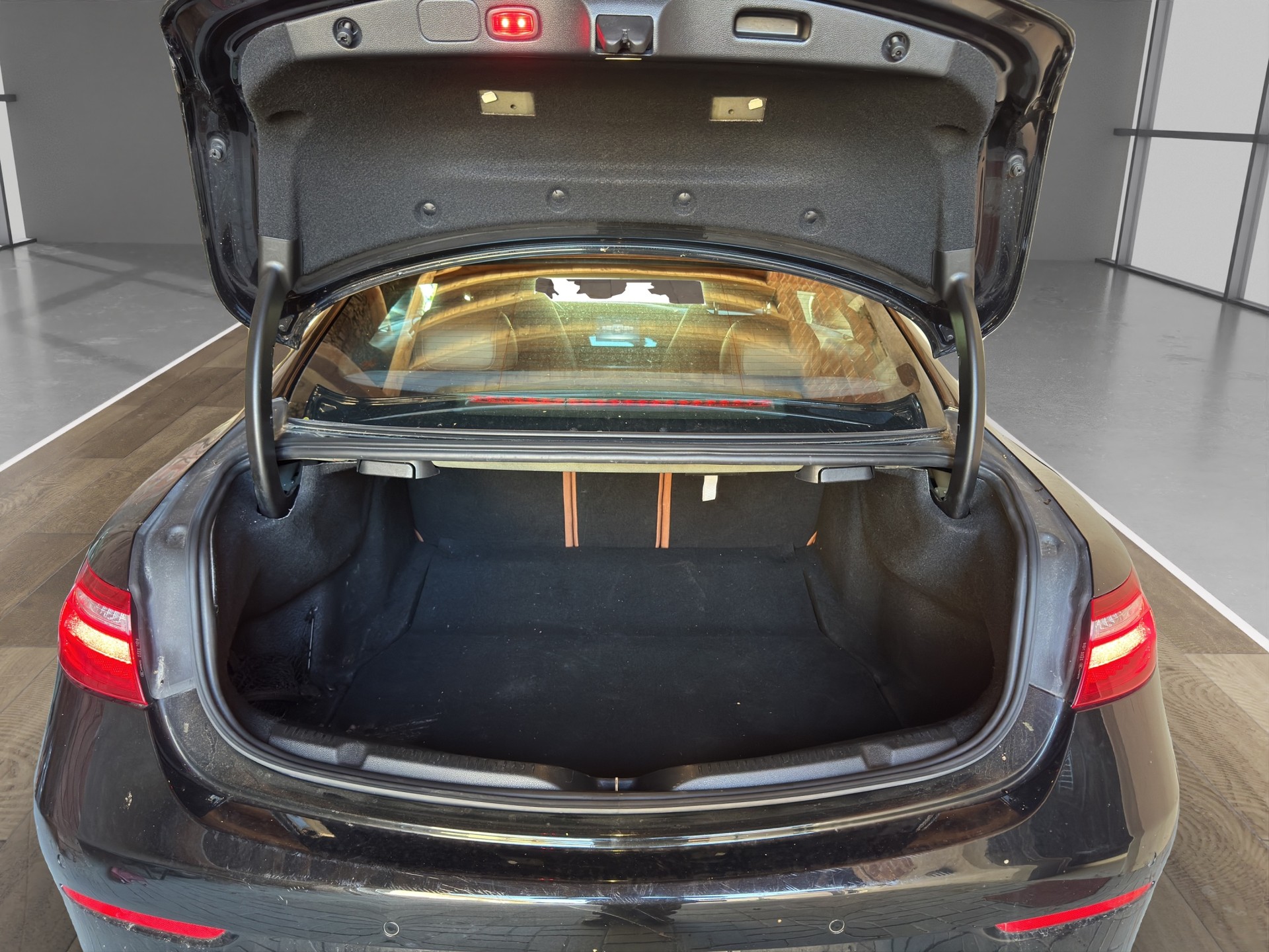 MERCEDES-BENZ E 200 Coupé AMG Line 9G-Tronic-image-12