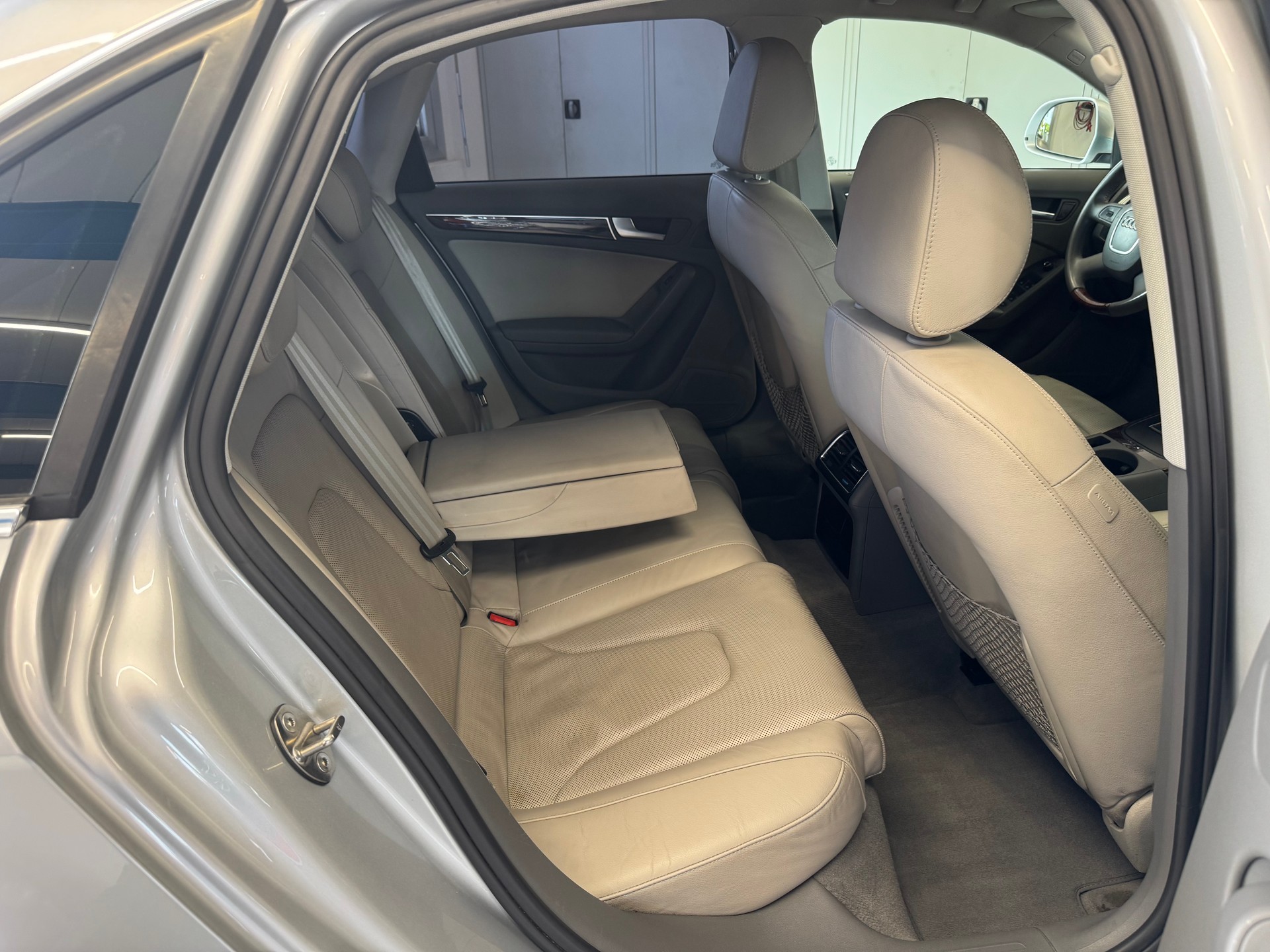 AUDI A4 Limousine 3.2 FSI quattro tiptronic-image-11
