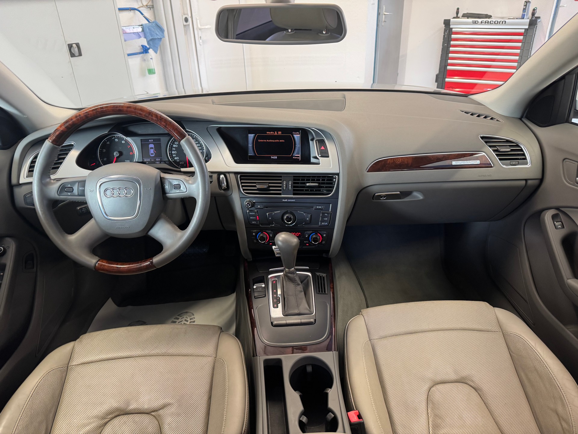 AUDI A4 Limousine 3.2 FSI quattro tiptronic-image-8