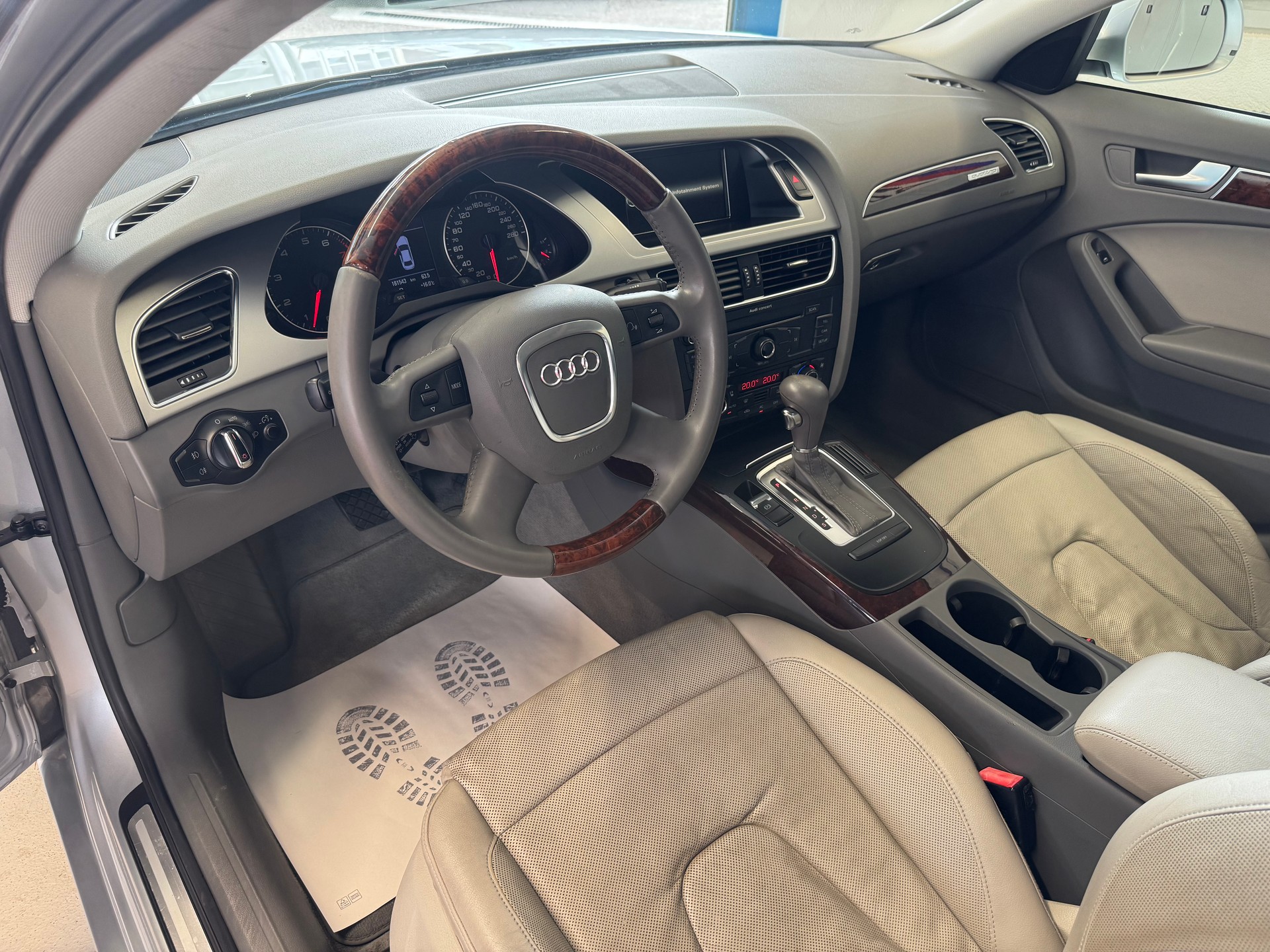 AUDI A4 Limousine 3.2 FSI quattro tiptronic-image-7