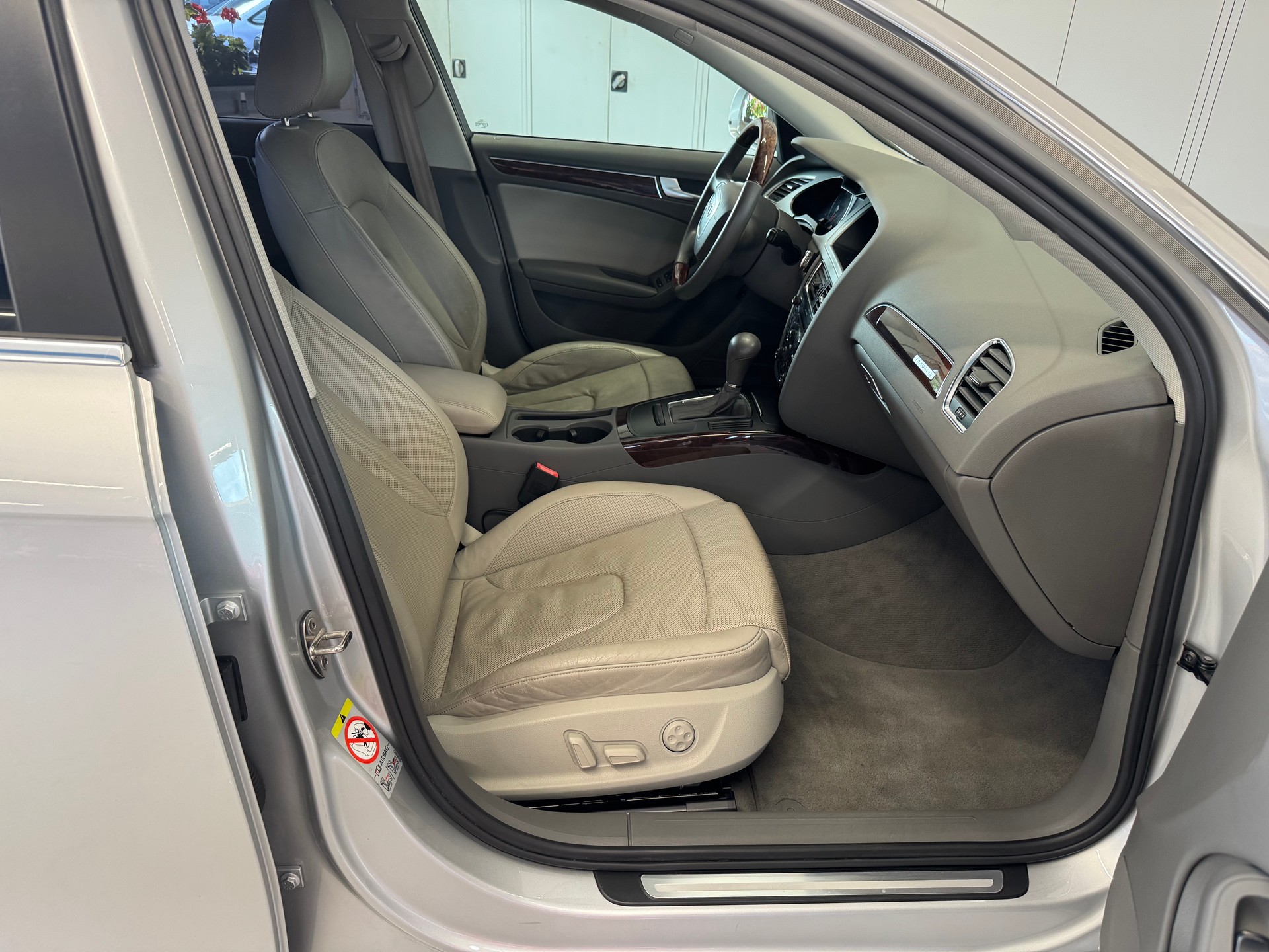 AUDI A4 Limousine 3.2 FSI quattro tiptronic-image-9