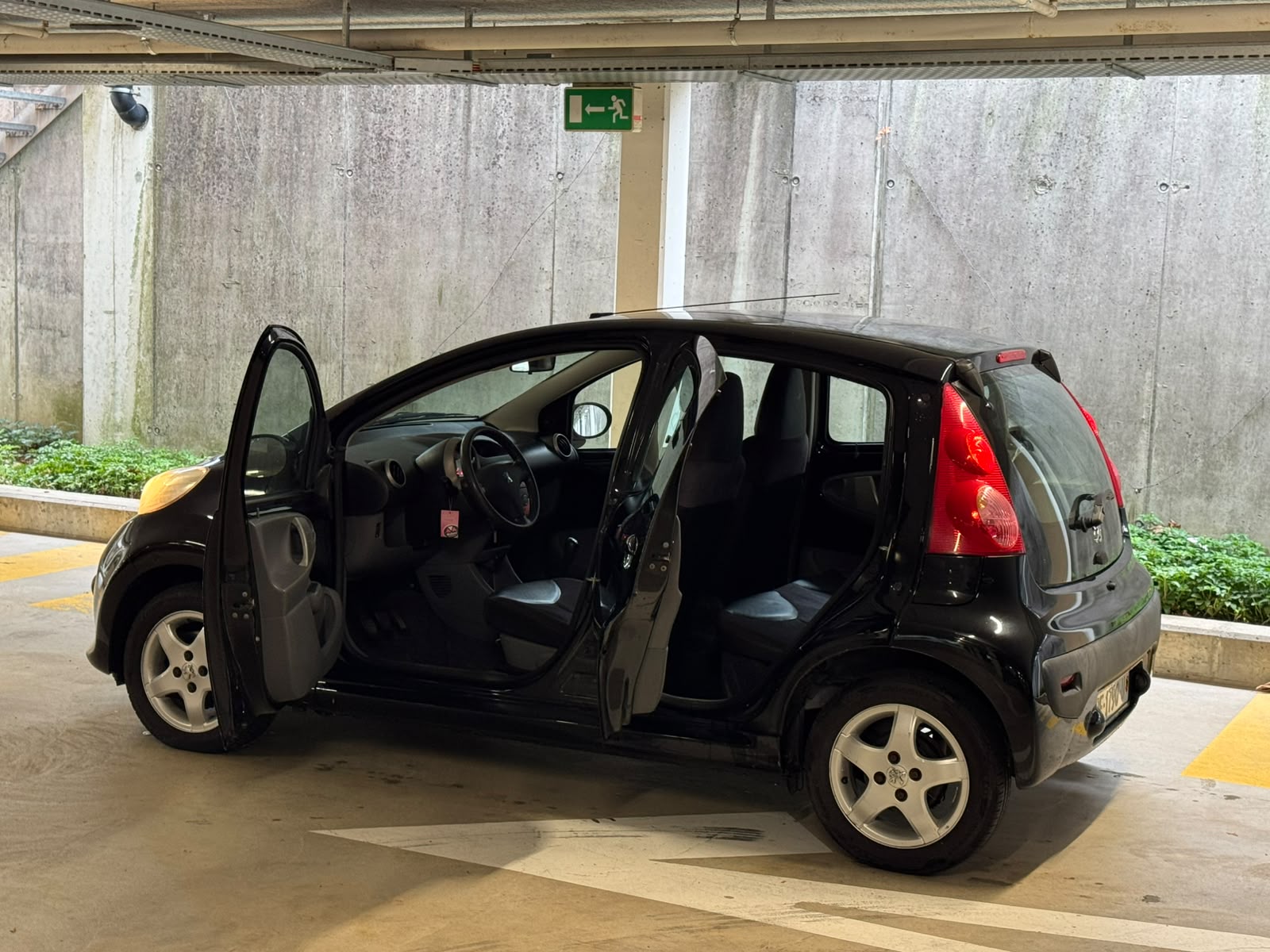 PEUGEOT 107 1.0 Black&Silver Edition-image-3